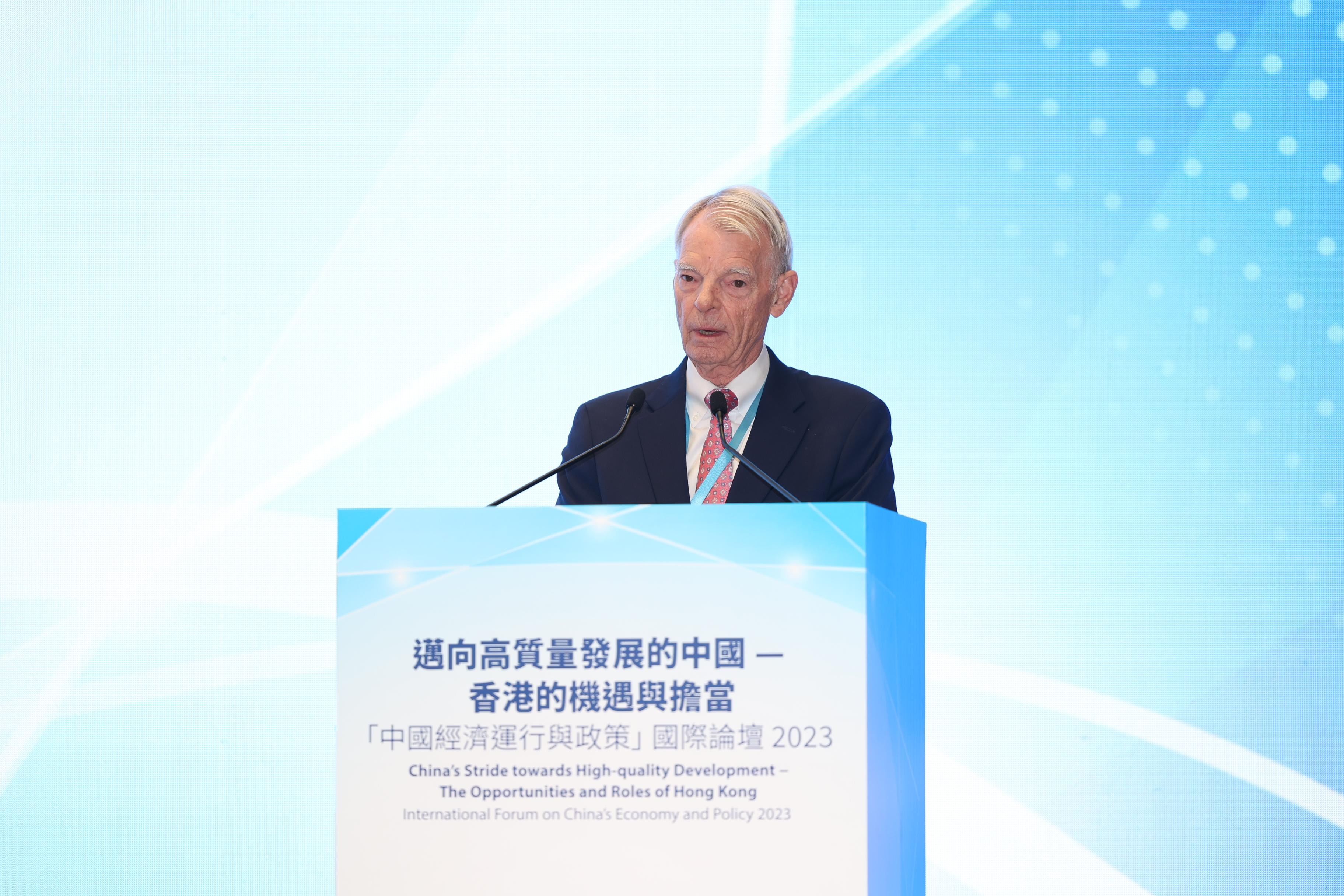 邁向高質量發展的中國──香港的機遇與擔當「中國經濟運行與政策」國際論壇2023今日（十一月十五日）在政府總部舉行。圖示史丹福大學商學研究院Philip H. Knight榮休教授 、諾貝爾經濟學獎得主Michael Spence教授作特邀演講。
