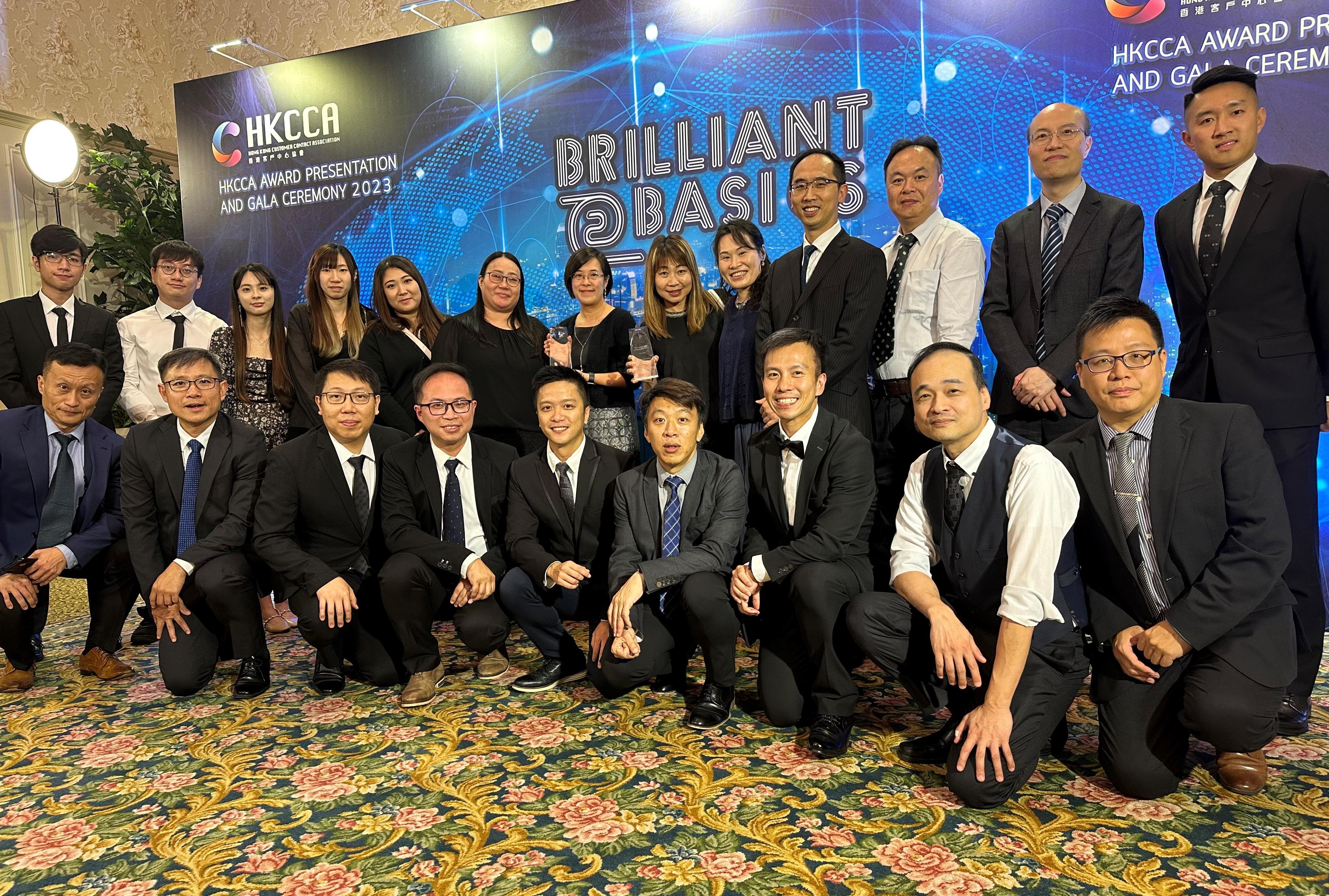 1823 received the Silver Award for Best Customer Centre in Technology Application and the Bronze Award for Best Customer Centre in Digital Transformation at the 24th Hong Kong Customer Contact Association Awards Ceremony. Photo shows the 1823 team after receiving the awards.