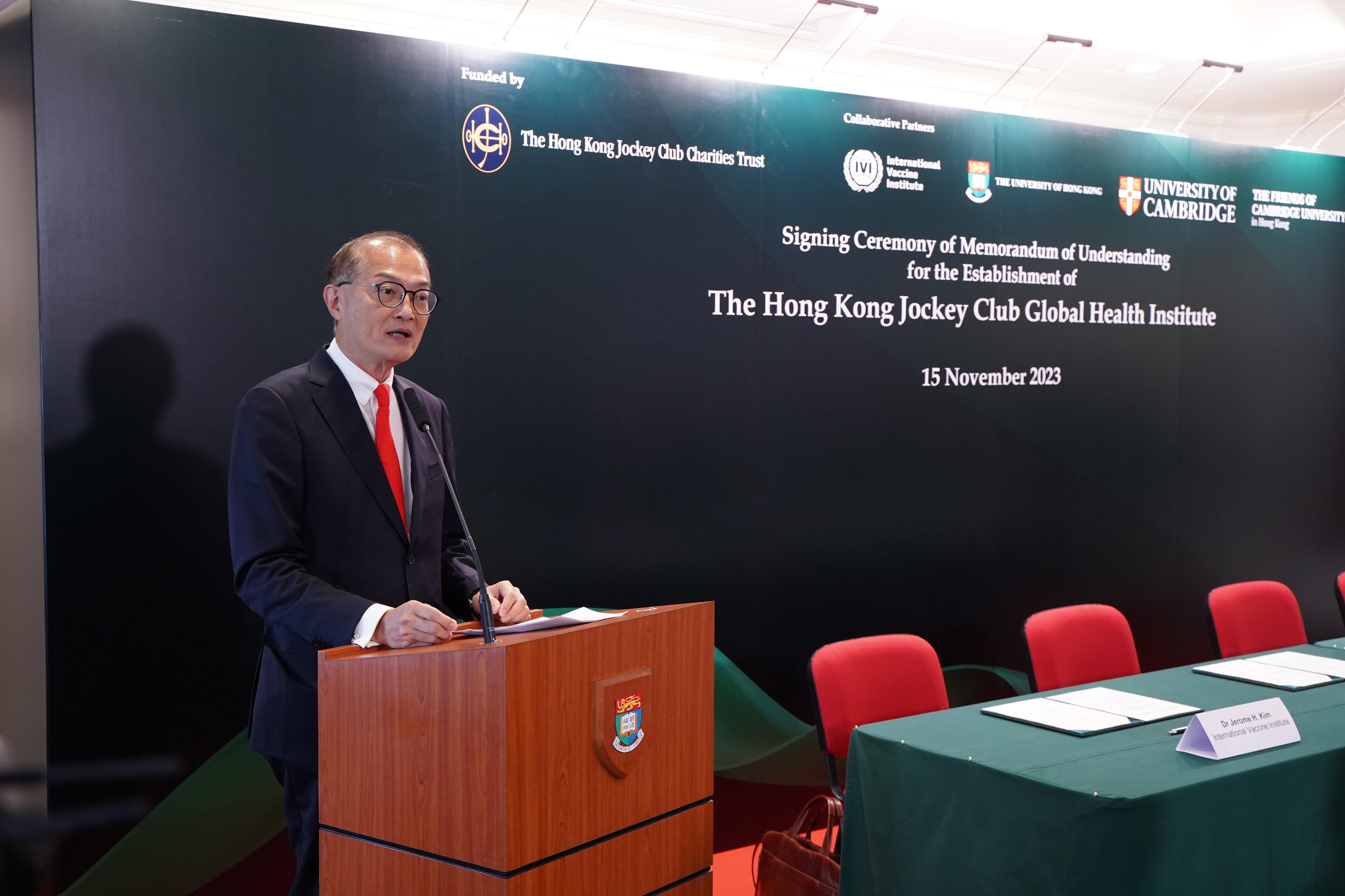 The Secretary of Health, Professor Lo Chung-mau, delivers a speech at the signing ceremony of a Memorandum of Understanding for the establishment of the Hong Kong Jockey Club Global Health Institute today (November 15).
