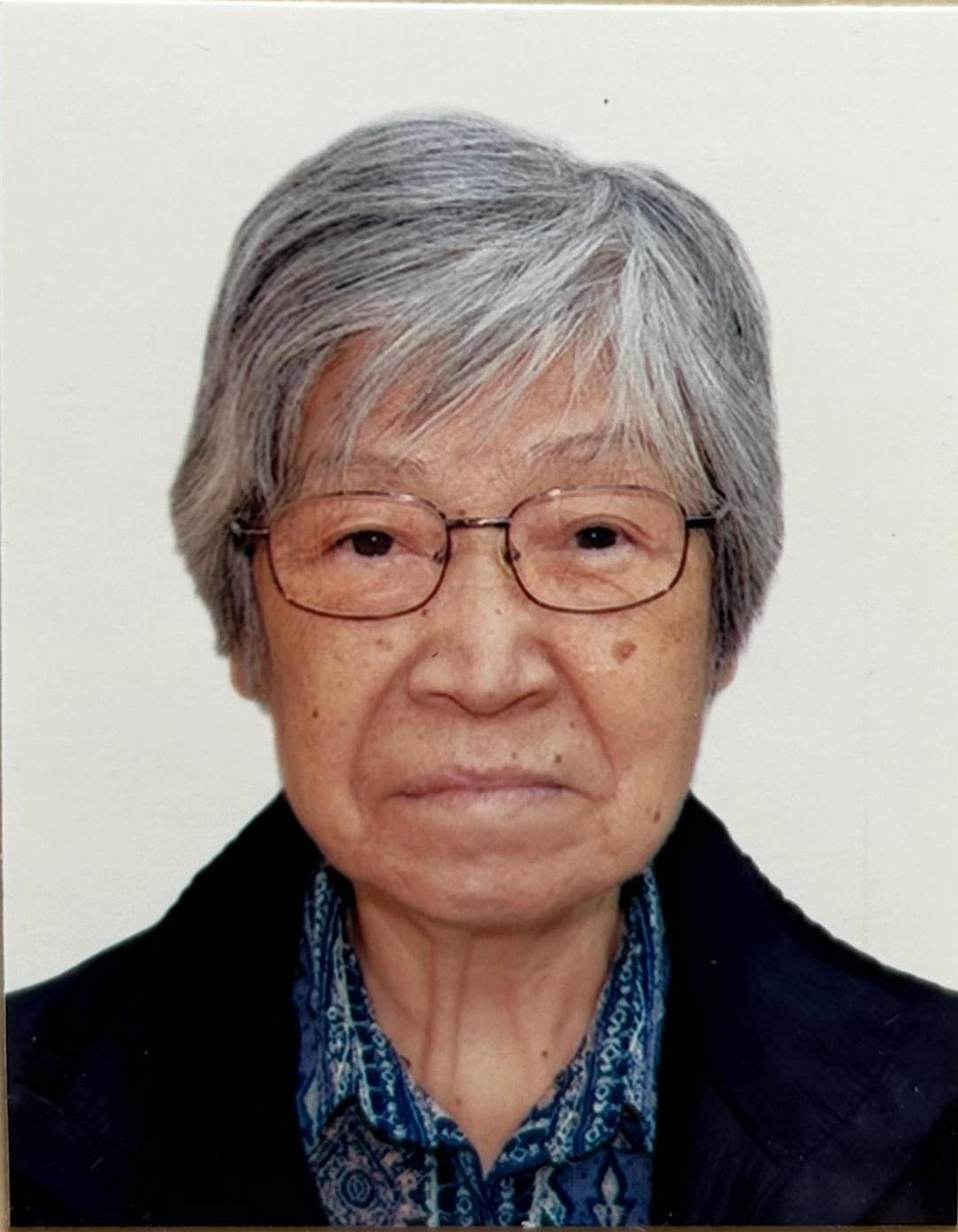 Yuen Yan-shin, aged 82, is about 1.5 metres tall, 60 kilograms in weight and of medium build. She has a round face with yellow complexion and short grey hair. She was last seen wearing an white hat, a purple long-sleeved T-shirt, black and white pants, black shoes and carrying a brown crossbody bag.