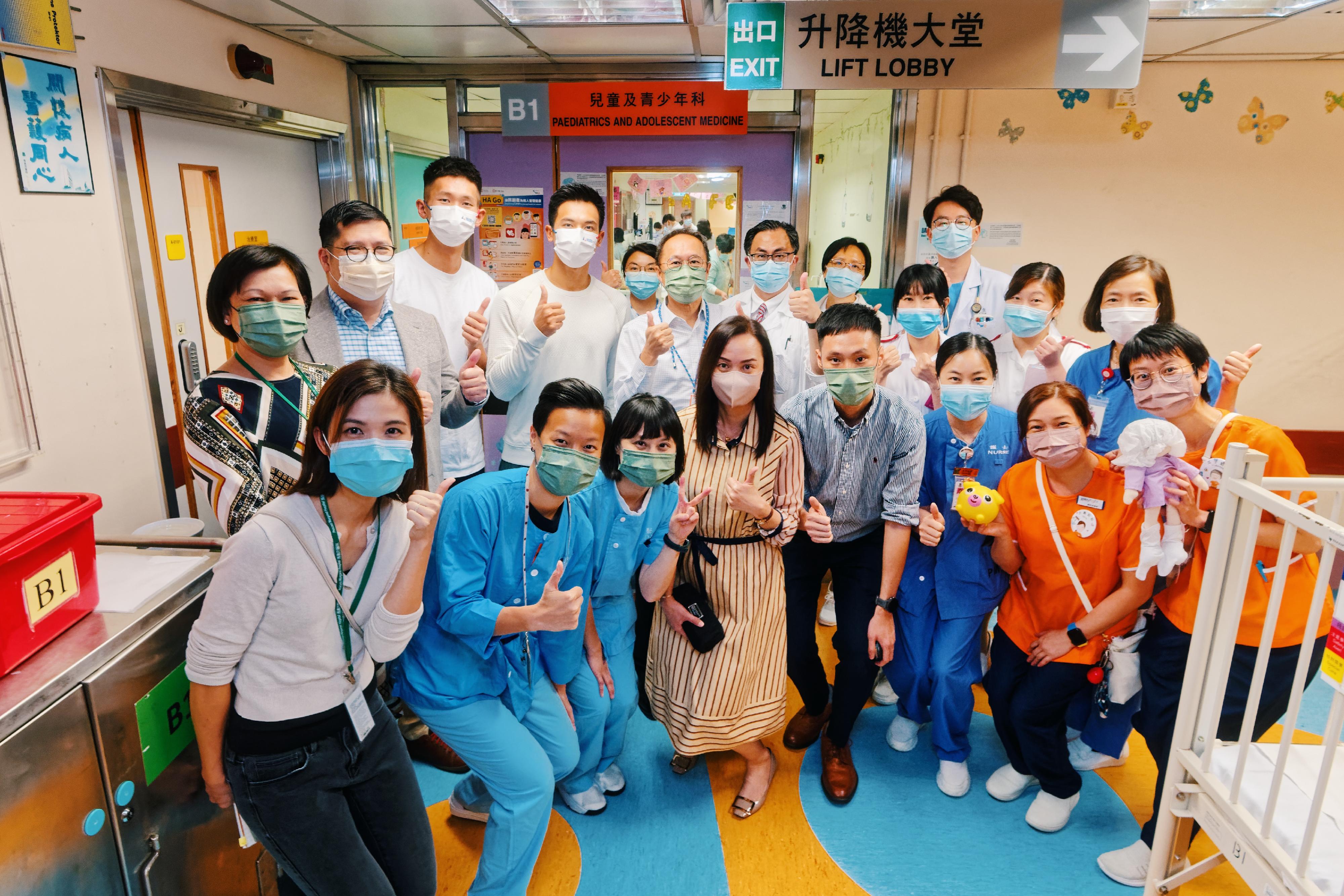 Lam San-tung (back row, fourth left) and Wong Wai-chun (back row, third left), who won the gold medal in Rowing Men's Coxless Pairs in the 19th Asian Games Hangzhou, visited Princess Margaret Hospital on November 13. They expressed gratitude to healthcare workers for their commitment and hoped to use their visit as an opportunity to cheer up all healthcare workers.
