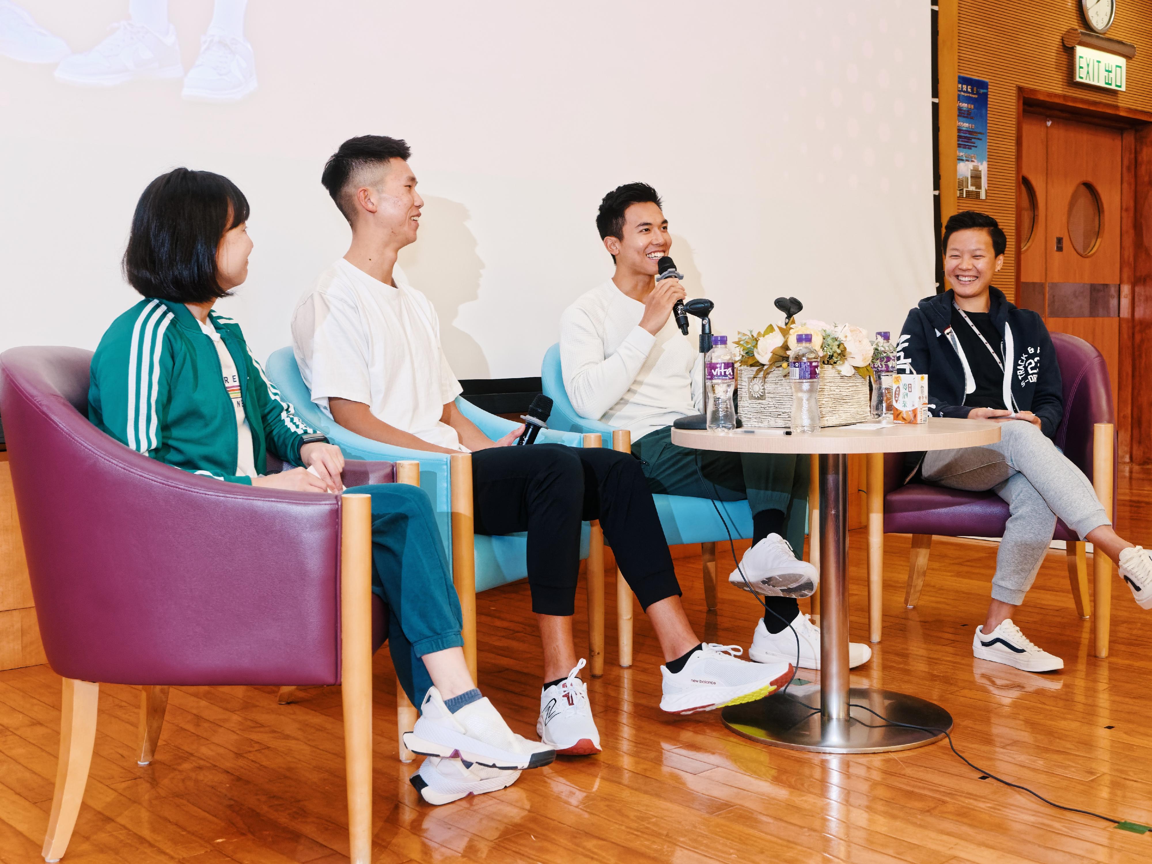 Lam San-tung (second right) and Wong Wai-chun (second left), who won the gold medal in Rowing Men's Coxless Pairs in the 19th Asian Games Hangzhou, attended a sharing session held at Princess Margaret Hospital on November 13, where they met hundreds of Hospital Authority staff to share their journey of winning the gold medal in the Asian Games.