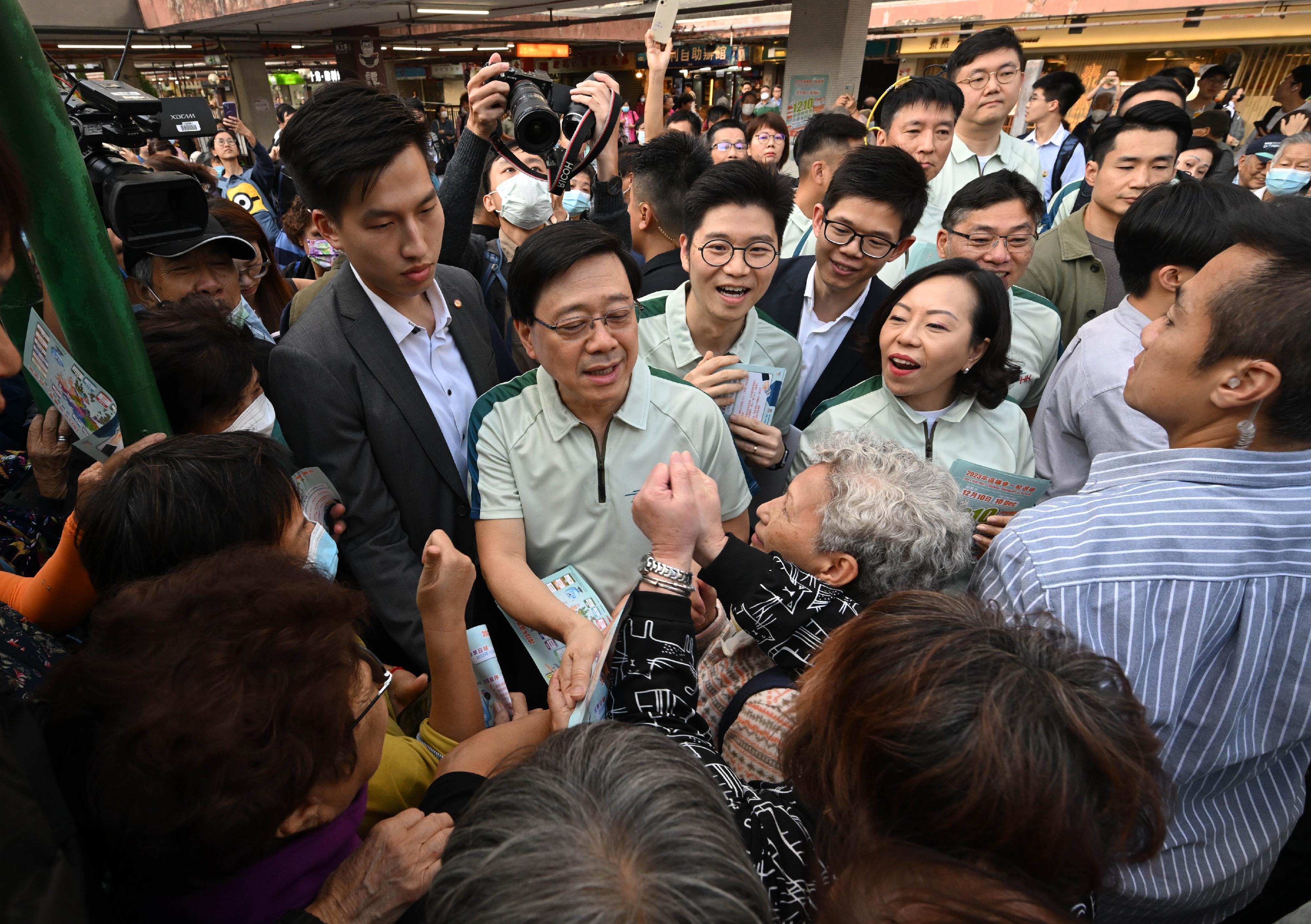 行政長官李家超今日（十一月十五日）到訪觀塘順利邨，並向市民派發區議會選舉宣傳單張。
