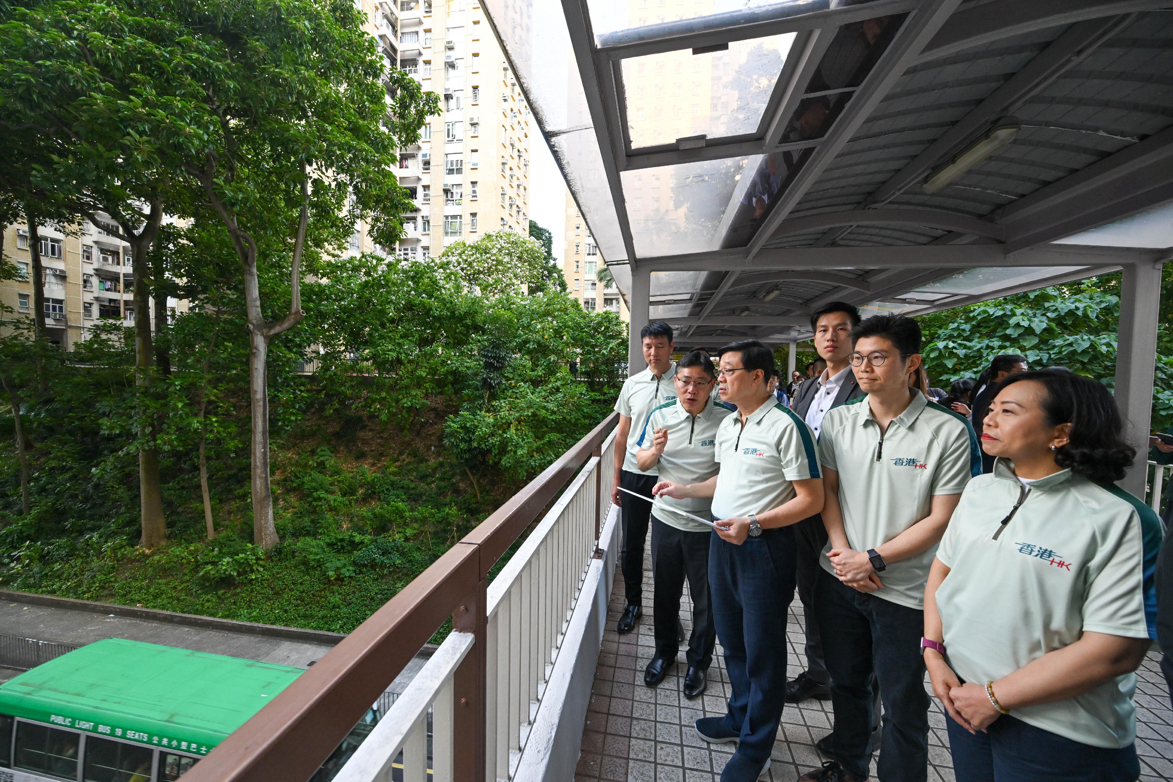 The Chief Executive, Mr John Lee, visited Kwun Tong today (November 15). Photo shows Mr Lee (third left), accompanied by the Secretary for Transport and Logistics, Mr Lam Sai-hung (second left); the Secretary for Home and Youth Affairs, Miss Alice Mak (first right); the Director of Highways, Mr Jimmy Chan (first left); and the District Officer (Kwun Tong), Mr Denny Ho (second right), inspecting the site of smart and green mass transit at East Kowloon and being briefed on the construction project. 
