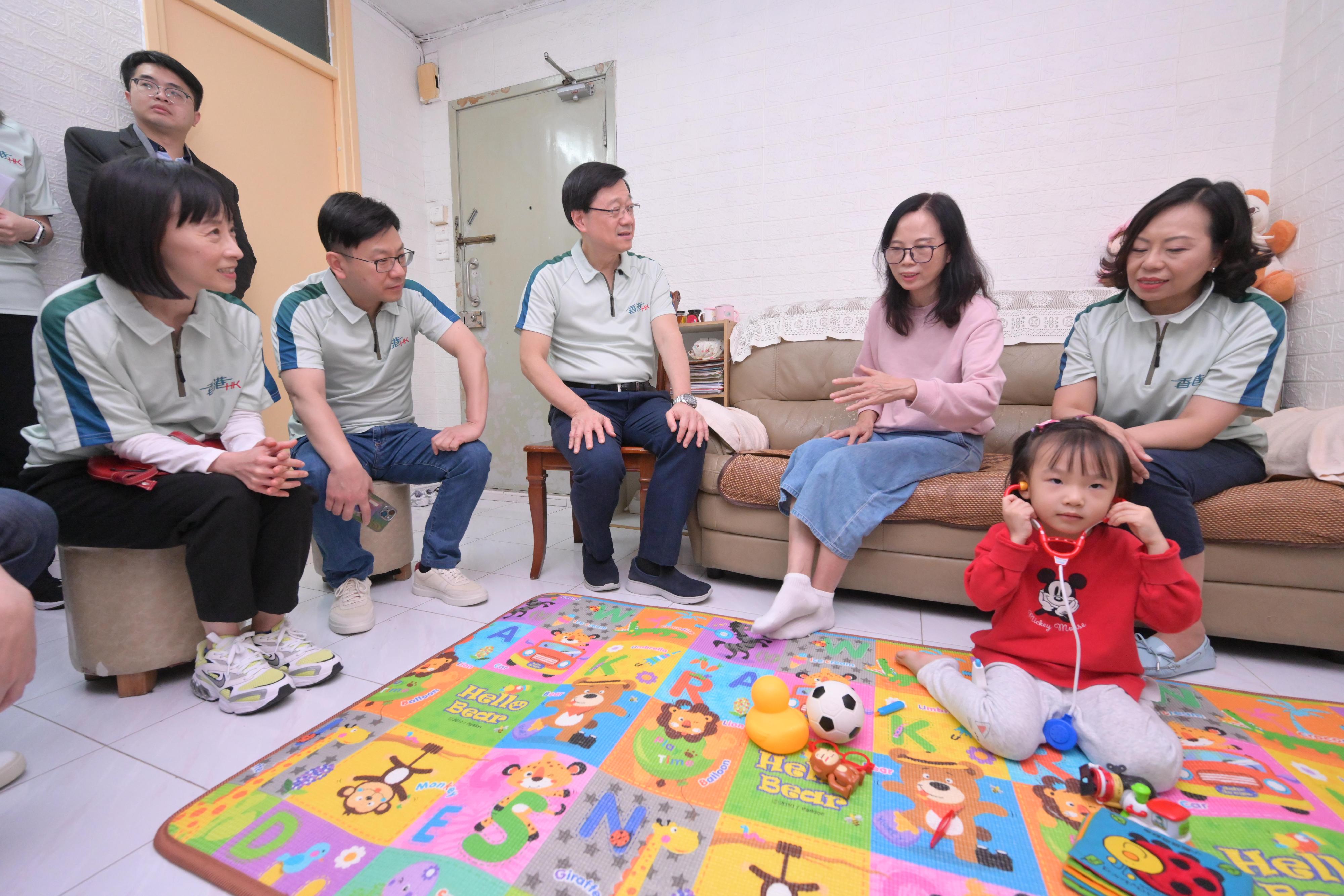 The Chief Executive, Mr John Lee, today (November 15) visited a home-based child carer under the Neighbourhood Support Child Care Project in Wong Tai Sin. Photo shows Mr Lee (third left); the Secretary for Home and Youth Affairs, Miss Alice Mak (first right); the Secretary for Labour and Welfare, Mr Chris Sun (second left), and the Director of Social Welfare, Miss Charmaine Lee (first left), chatting with the home-based child carer to learn more about the daily lives of her and the children she takes care of. 