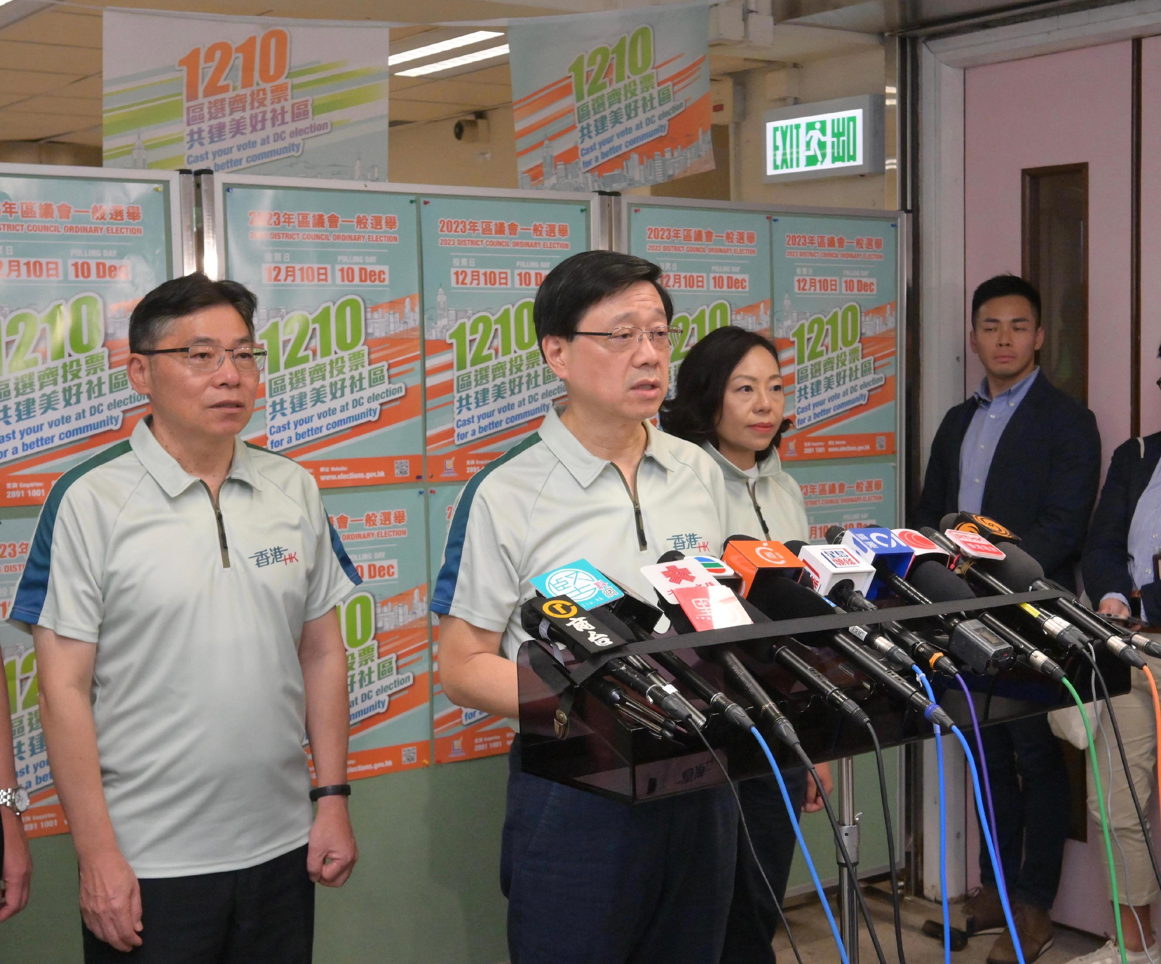 The Chief Executive, Mr John Lee (second left), accompanied by the Secretary for Transport and Logistics, Mr Lam Sai-hung (first left) and the Secretary for Home and Youth Affairs, Miss Alice Mak (second right), meets the media after visiting Wong Tai Sin and Kwun Tong today (November 15).