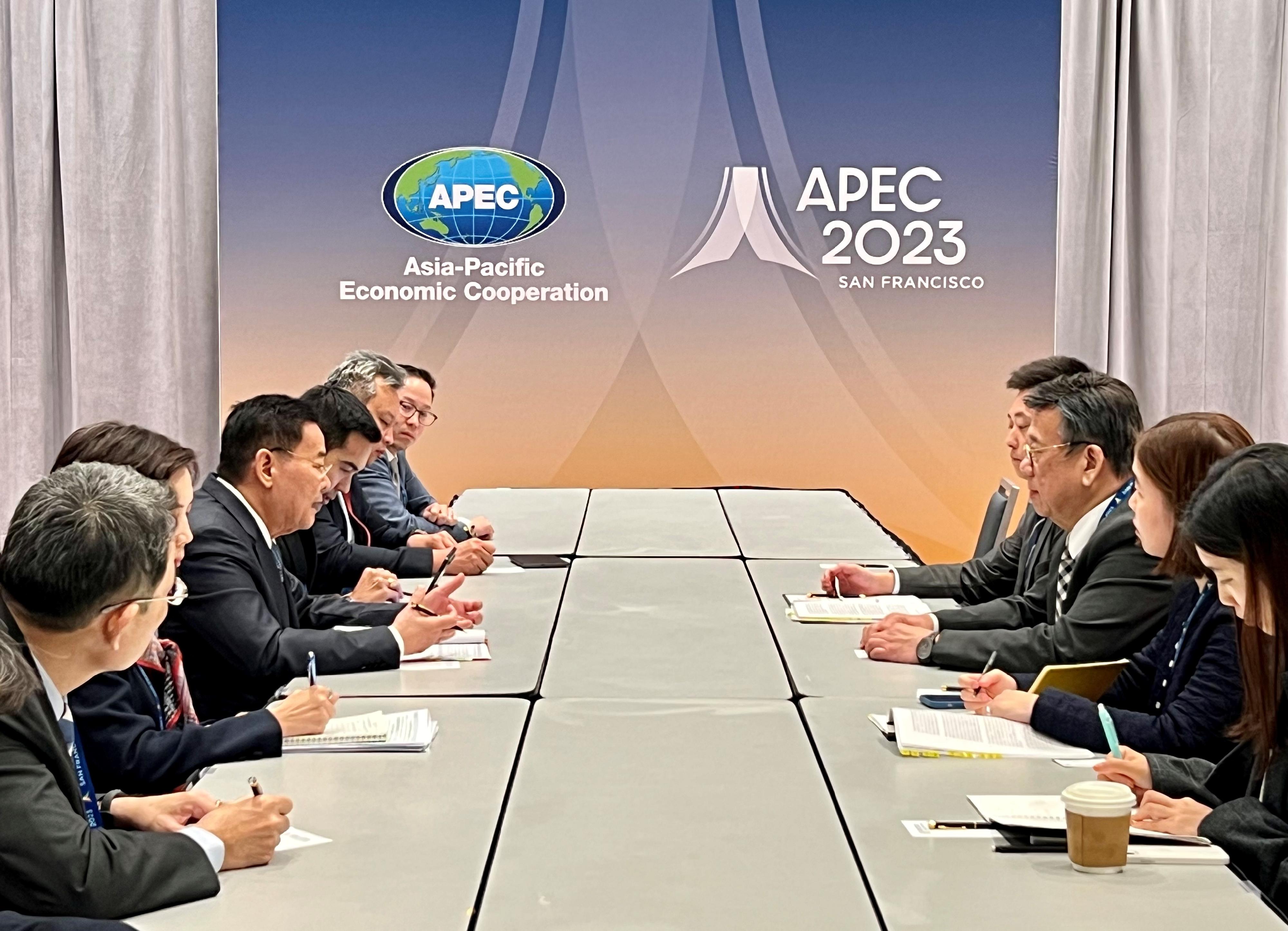 The Secretary for Commerce and Economic Development, Mr Algernon Yau (third right), holds a bilateral meeting with the Deputy Minister of Commerce of Thailand, Mr Napintorn Srisunpang (third left), on the sidelines of the 34th Asia-Pacific Economic Cooperation Ministerial Meeting in San Francisco, the United States, today (November 15, San Francisco time) to discuss various trade and economic issues.