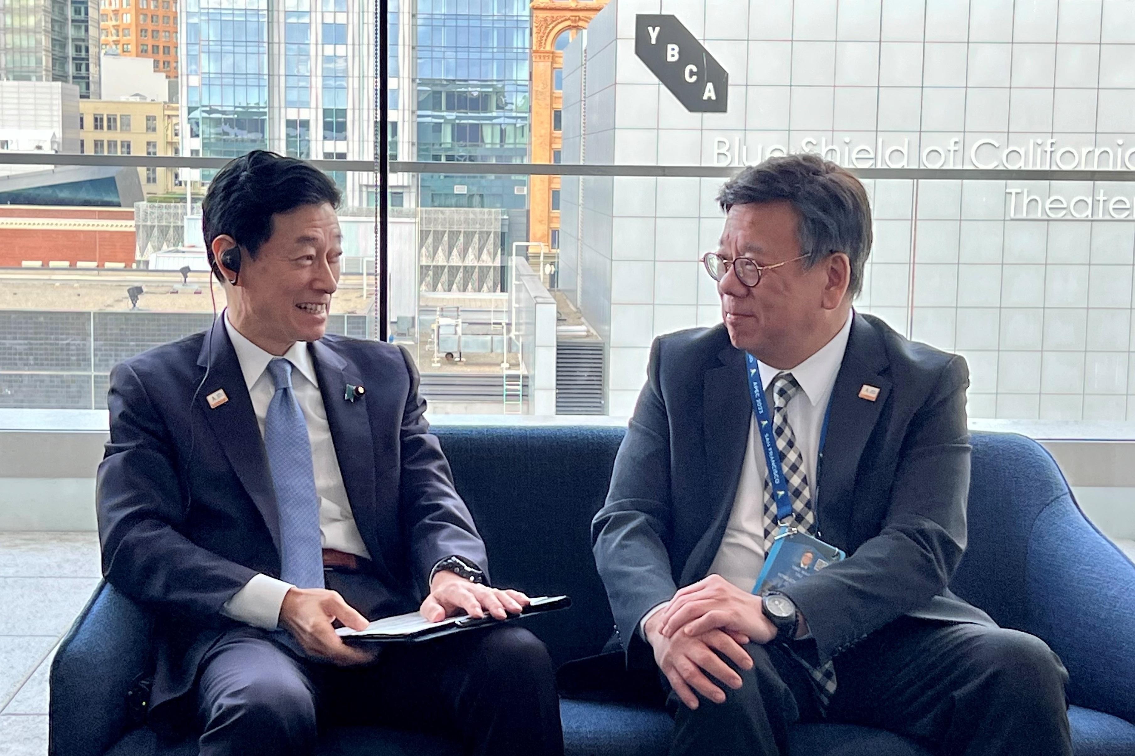 The Secretary for Commerce and Economic Development, Mr Algernon Yau (right), meets with the Minister of Economy, Trade and Industry of Japan, Mr Yasutoshi Nishimura (left), on the sidelines of the 34th Asia-Pacific Economic Cooperation Ministerial Meeting in San Francisco, the United States, today (November 15, San Francisco time) to exchange views on issues of mutual concern.