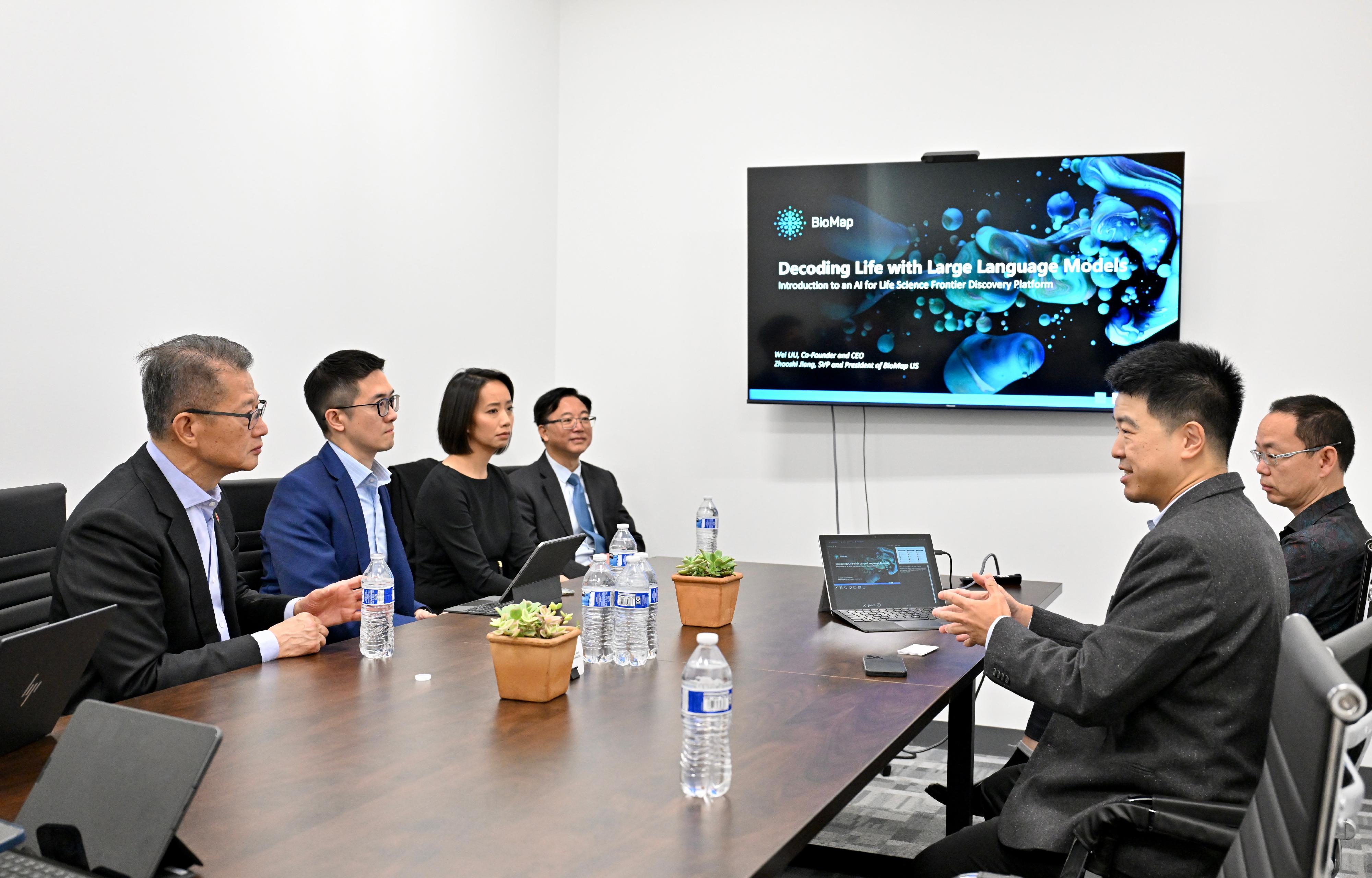 財政司司長陳茂波昨日（三藩市時間十一月十五日）到訪美國矽谷的一間從事人工智能和生命科技的初創企業。圖示陳茂波（左一）聽取公司代表介紹人工智能在生命科學領域的最新技術。