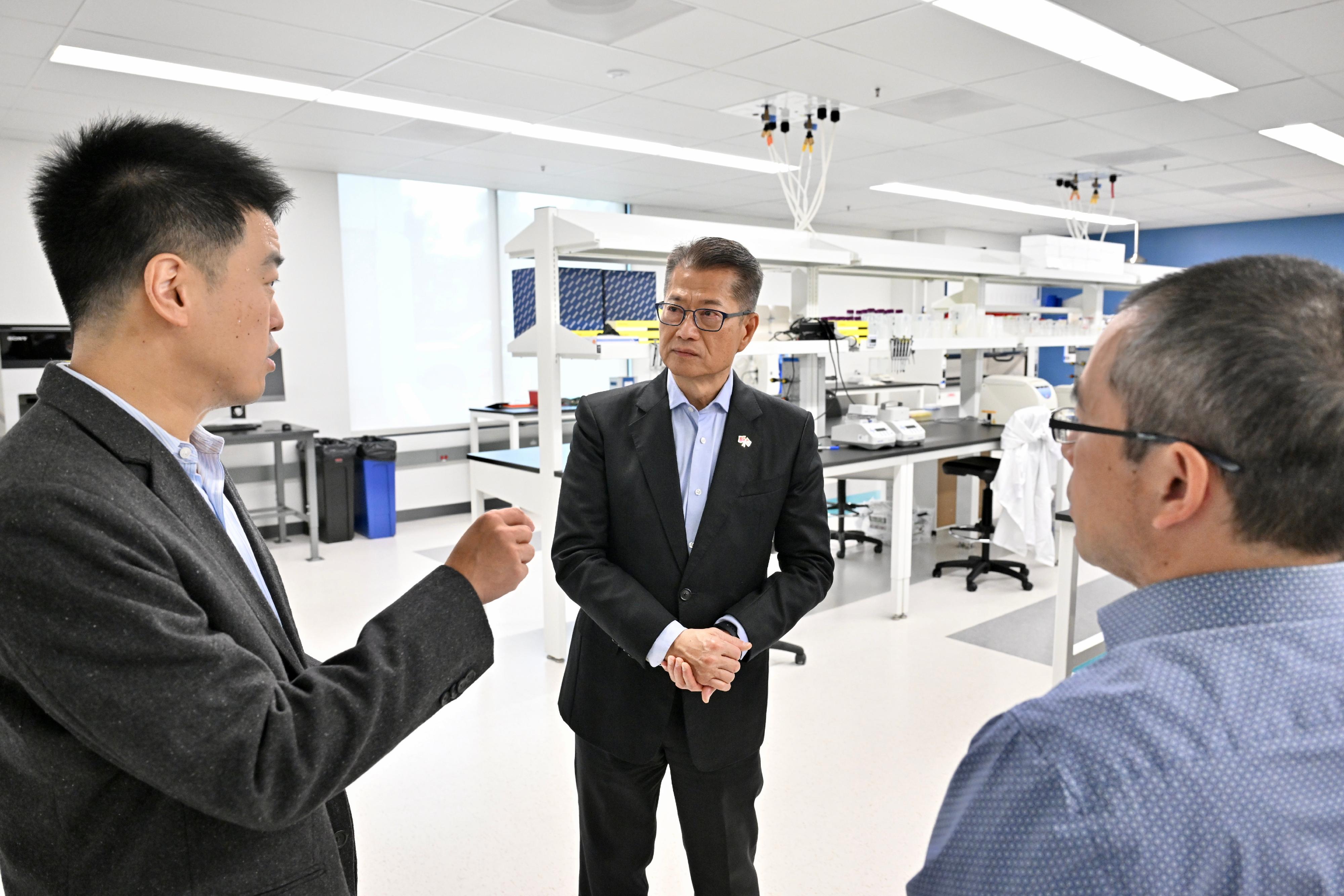The Financial Secretary, Mr Paul Chan, visited a start-up engaging in artificial intelligence and health technology in Silicon Valley, the United States, yesterday (November 15, San Francisco time). Photo shows Mr Chan (centre) being briefed by representatives of the enterprise on their latest technology and business developments.