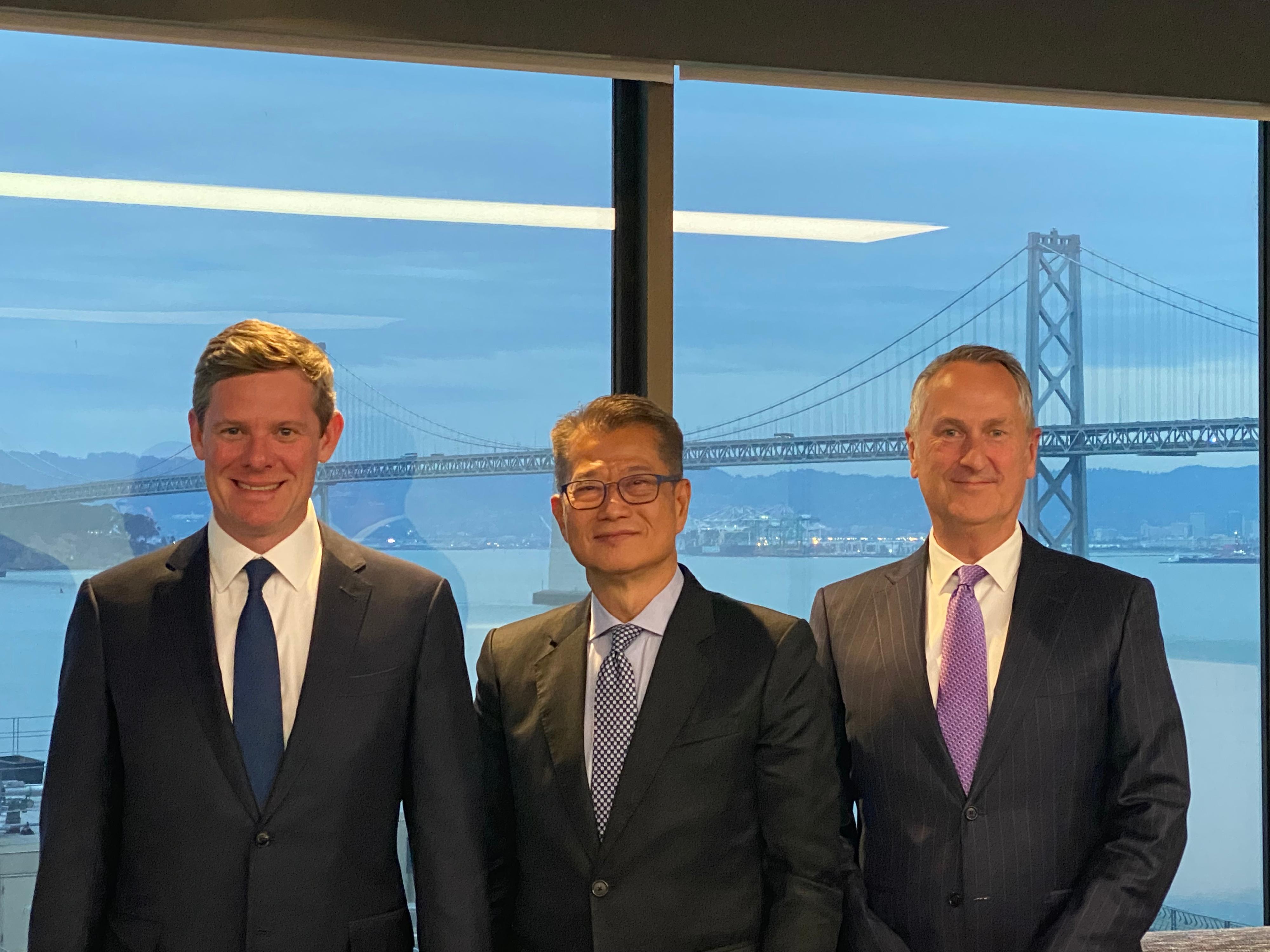 The Financial Secretary, Mr Paul Chan, visited Visa in San Francisco, the United States, yesterday (November 15, San Francisco time) and was briefed on digital payment innovations. Photo shows Mr Chan (centre) with the Chairman, Asia Pacific, Visa, Mr Chris Clark (right), and the Chief Executive Officer of Visa, Mr Ryan McInerney (left).