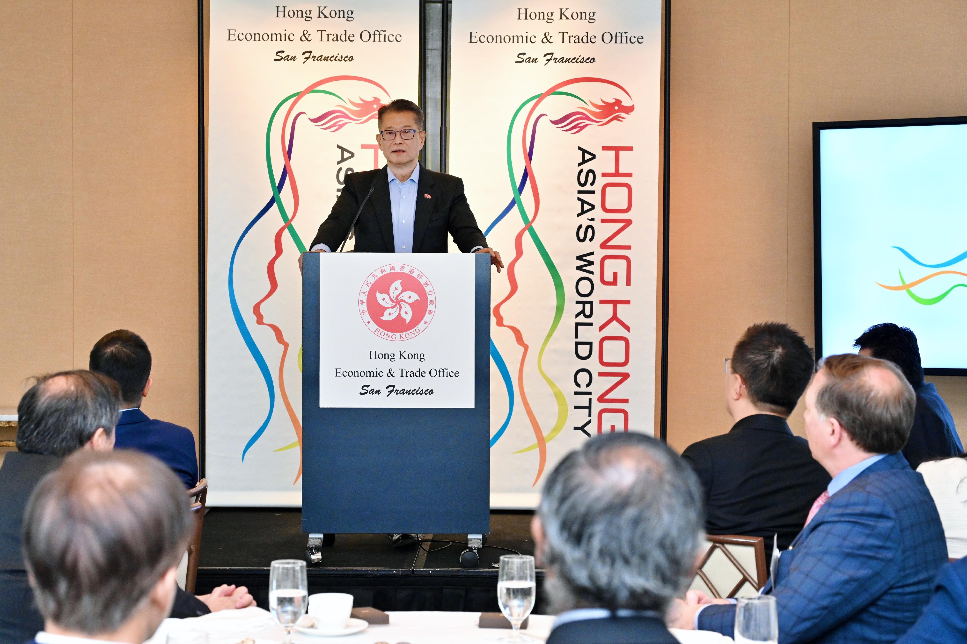 The Financial Secretary, Mr Paul Chan, attended a business luncheon held by the Hong Kong Economic and Trade Office in San Francisco yesterday (November 15, San Francisco time), where he introduced Hong Kong's advantages to representatives of startups, venture capital and private equity firms. Photo shows Mr Chan delivering a speech during the luncheon.