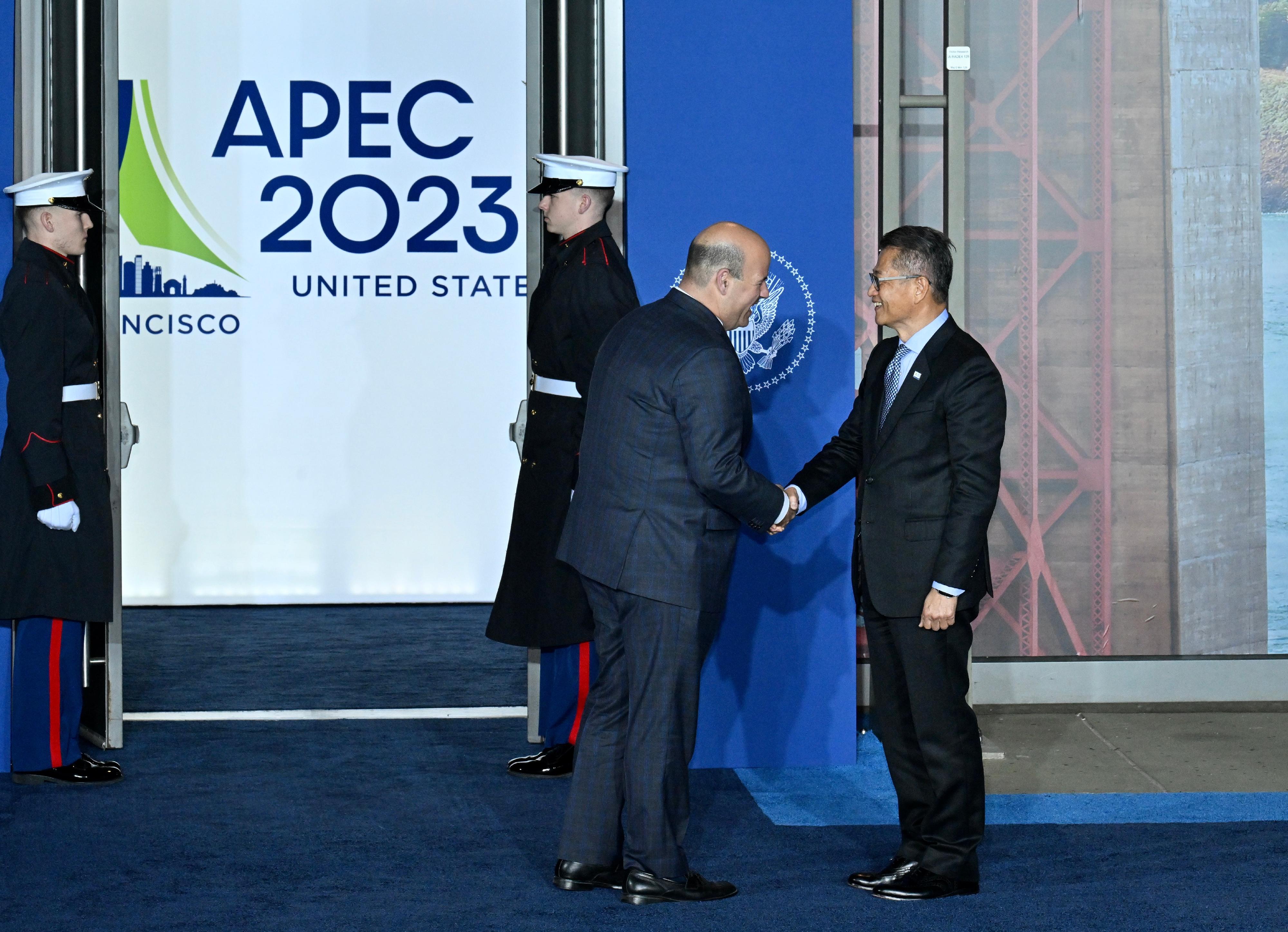The Financial Secretary, Mr Paul Chan, attended the Asia-Pacific Economic Cooperation Economic Leaders' Meeting welcome reception in San Francisco, the United States, yesterday evening (November 15, San Francisco time). Photo shows Mr Chan (first right) being greeted by the Acting Chief of Protocol of the United States, Ethan Rosenzweig (second right), before the reception.