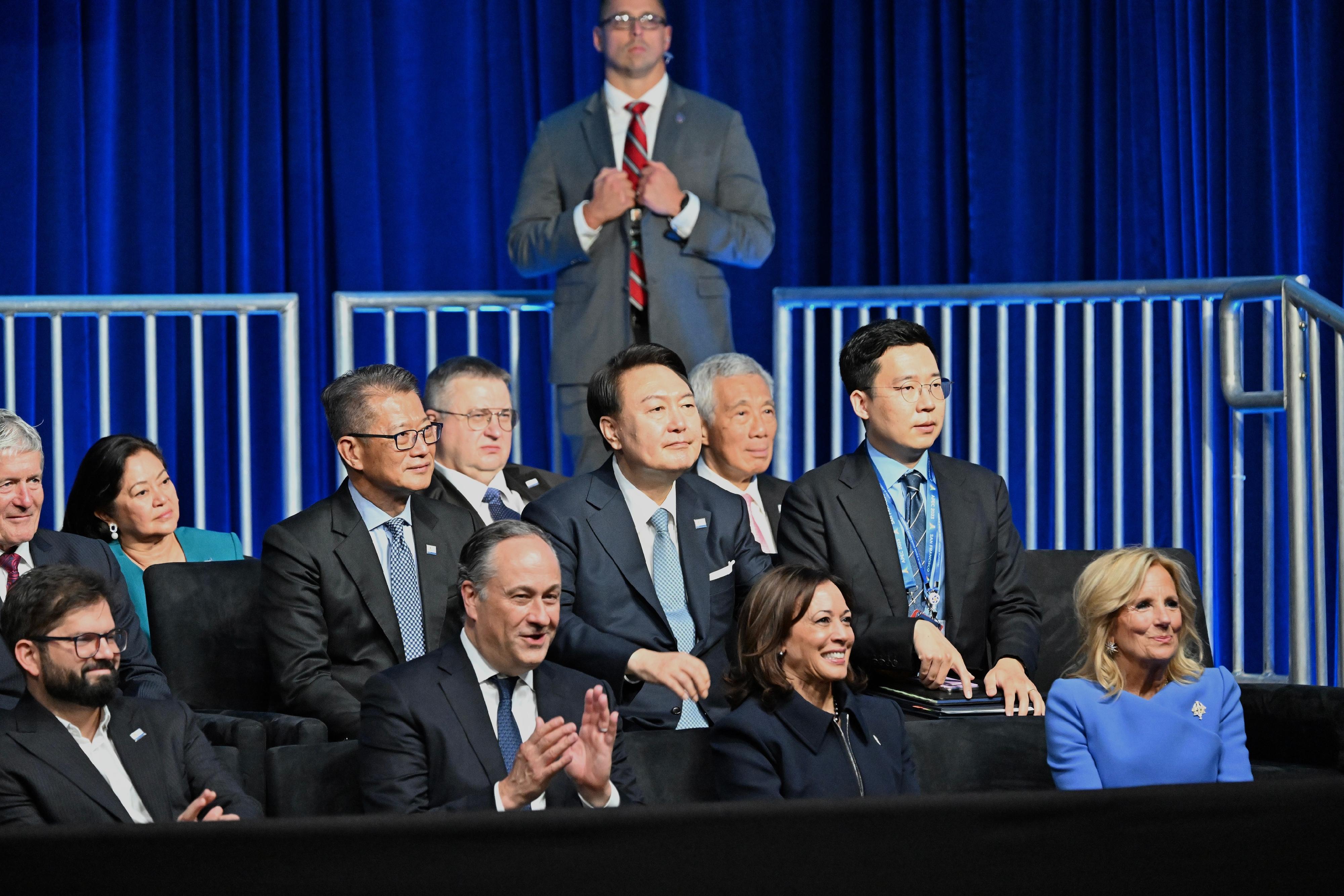 The Financial Secretary, Mr Paul Chan, attended the Asia-Pacific Economic Cooperation Economic Leaders' Meeting welcome reception in San Francisco, the United States, yesterday evening (November 15, San Francisco time). Photo shows Mr Chan (second row, third right) and other leaders at the welcome reception.