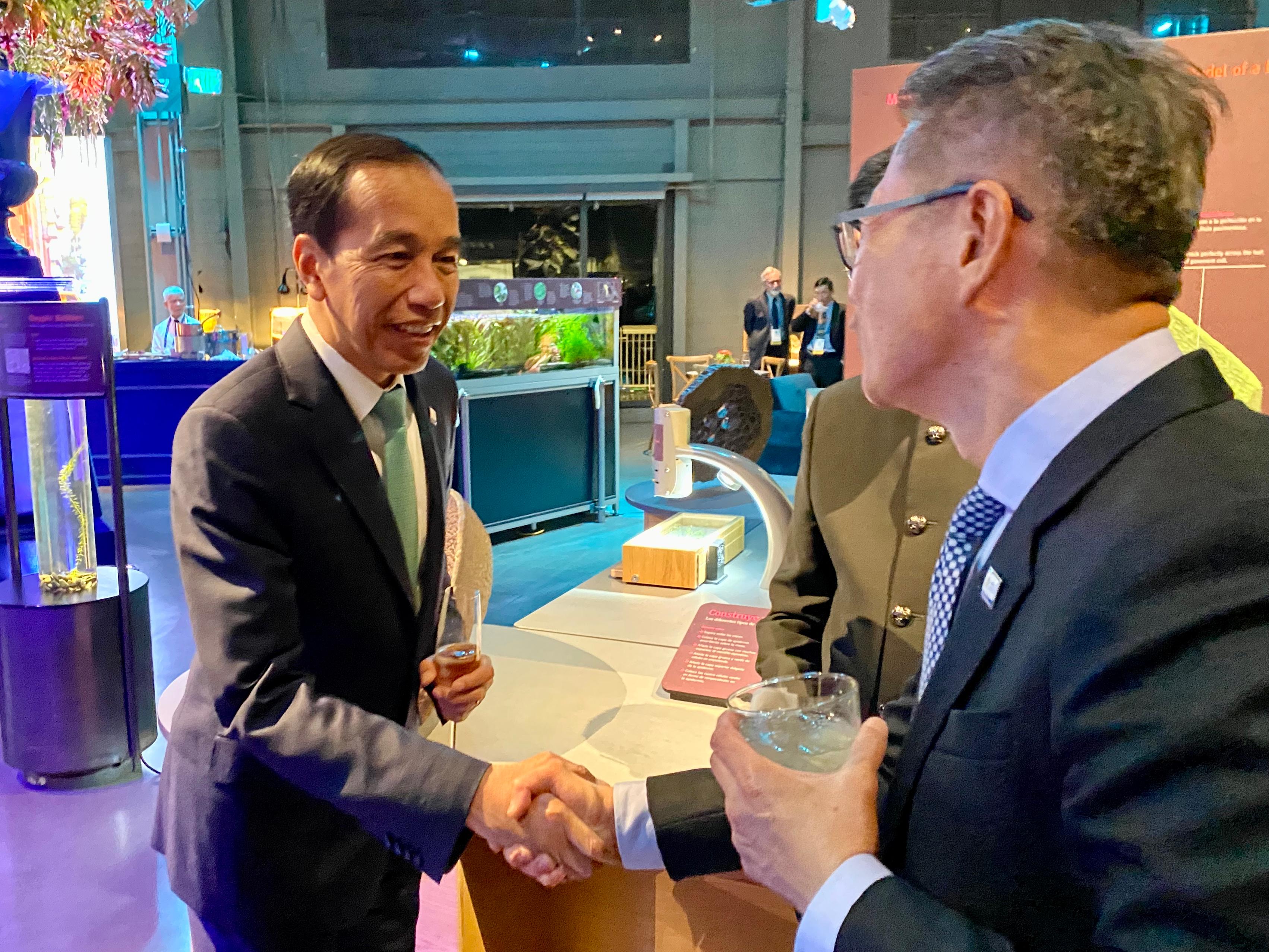The Financial Secretary, Mr Paul Chan, attended the Asia-Pacific Economic Cooperation Economic Leaders' Meeting welcome reception and cultural performance in San Francisco, the United States, yesterday evening (November 15, San Francisco time). Photo shows Mr Chan (right) chatting with the President of Indonesia, Mr Joko Widodo (left) at the welcome reception. 