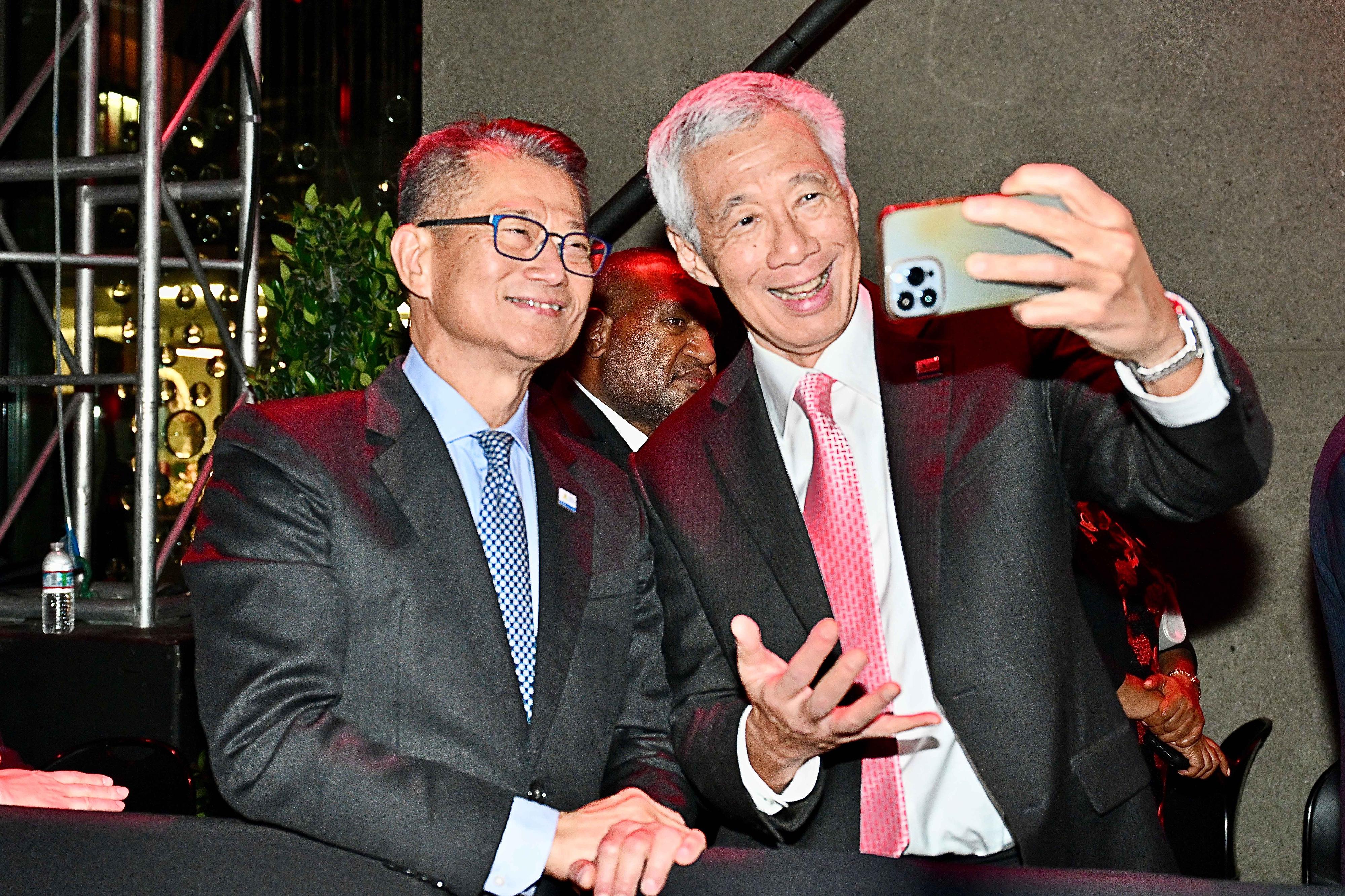 The Financial Secretary, Mr Paul Chan, attended the Asia-Pacific Economic Cooperation Economic Leaders' Meeting welcome reception and cultural performance in San Francisco, the United States, yesterday evening (November 15, San Francisco time). Photo shows Mr Chan (left) and the Prime Minister of Singapore, Mr Lee Hsien Loong (right), at the cultural performance.