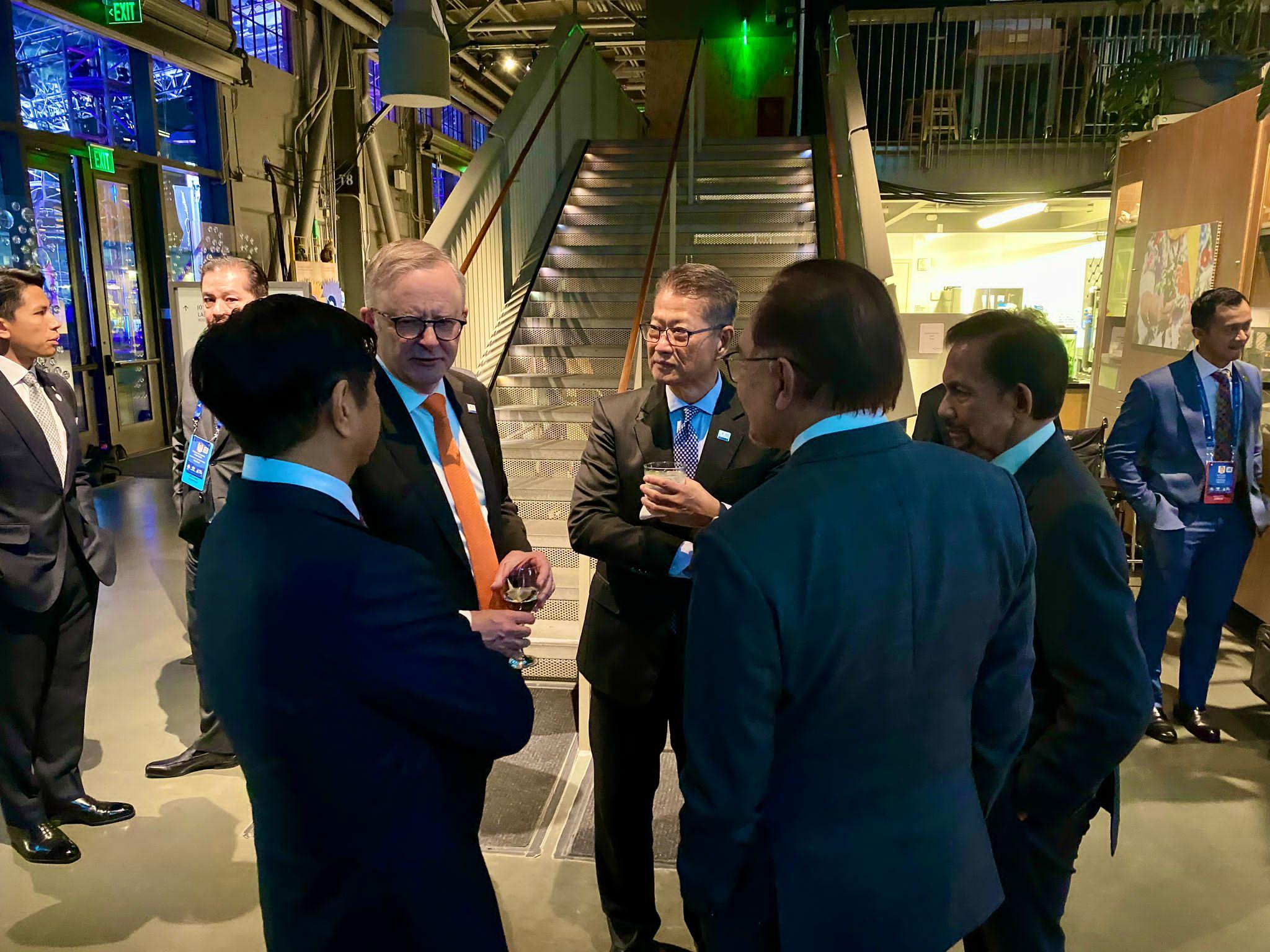 The Financial Secretary, Mr Paul Chan, attended the Asia-Pacific Economic Cooperation Economic Leaders' Meeting welcome reception and cultural performance in San Francisco, the United States, yesterday evening (November 15, San Francisco time). Photo shows Mr Chan (third left) having a dialogue with the Prime Minister of Australia, Mr Anthony Albanese (second left); the President of the Philippines, Mr Ferdinand Marcos Jr. (first left); the Prime Minister of Malaysia, Dato' Seri Anwar Ibrahim (second right); and Sultan of Brunei Darussalam, Sultan Haji Hassanal Bolkiah (first right), at the welcome reception.
