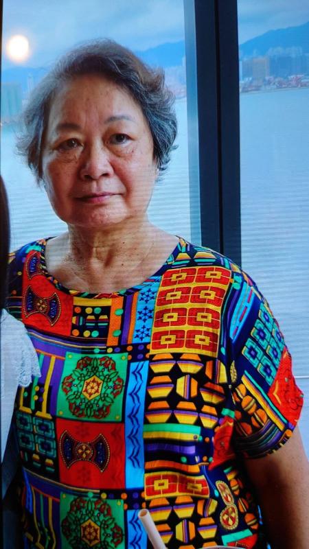 Chow Wai-wah, aged 74, is about 1.6 metres tall, 72 kilograms in weight and of fat build. She has a round face with yellow complexion and long black hair. She was last seen wearing a black jacket, blue shirt, black trousers, black and white shoes, carrying a blue bag and a blue umbrella.

