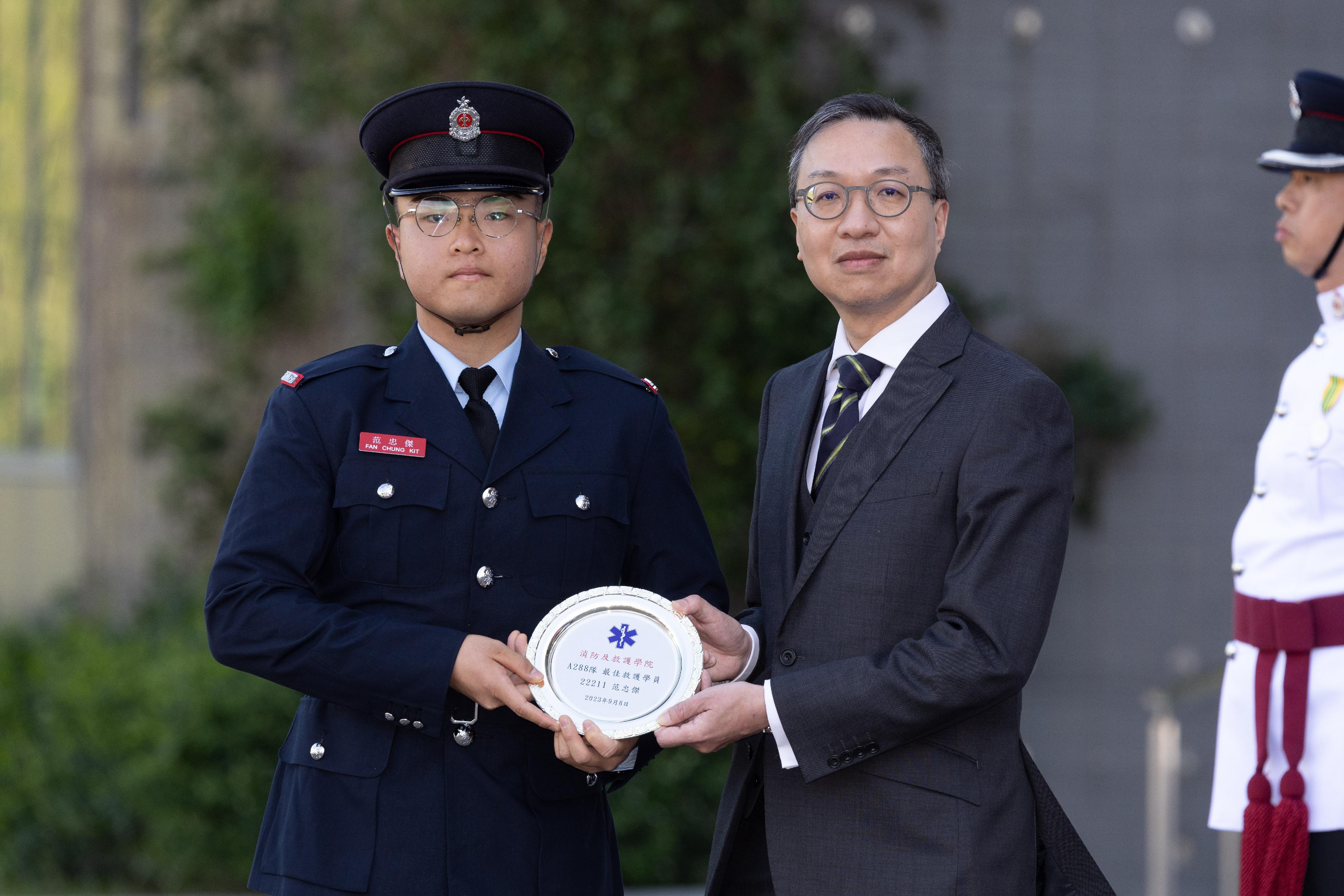 The Secretary for Justice, Mr Paul Lam, SC, reviewed the Fire Services passing-out parade at the Fire and Ambulance Services Academy today (November 17). Photo shows Mr Lam (right) presenting the Best Recruit Ambulanceman award to a graduate.
