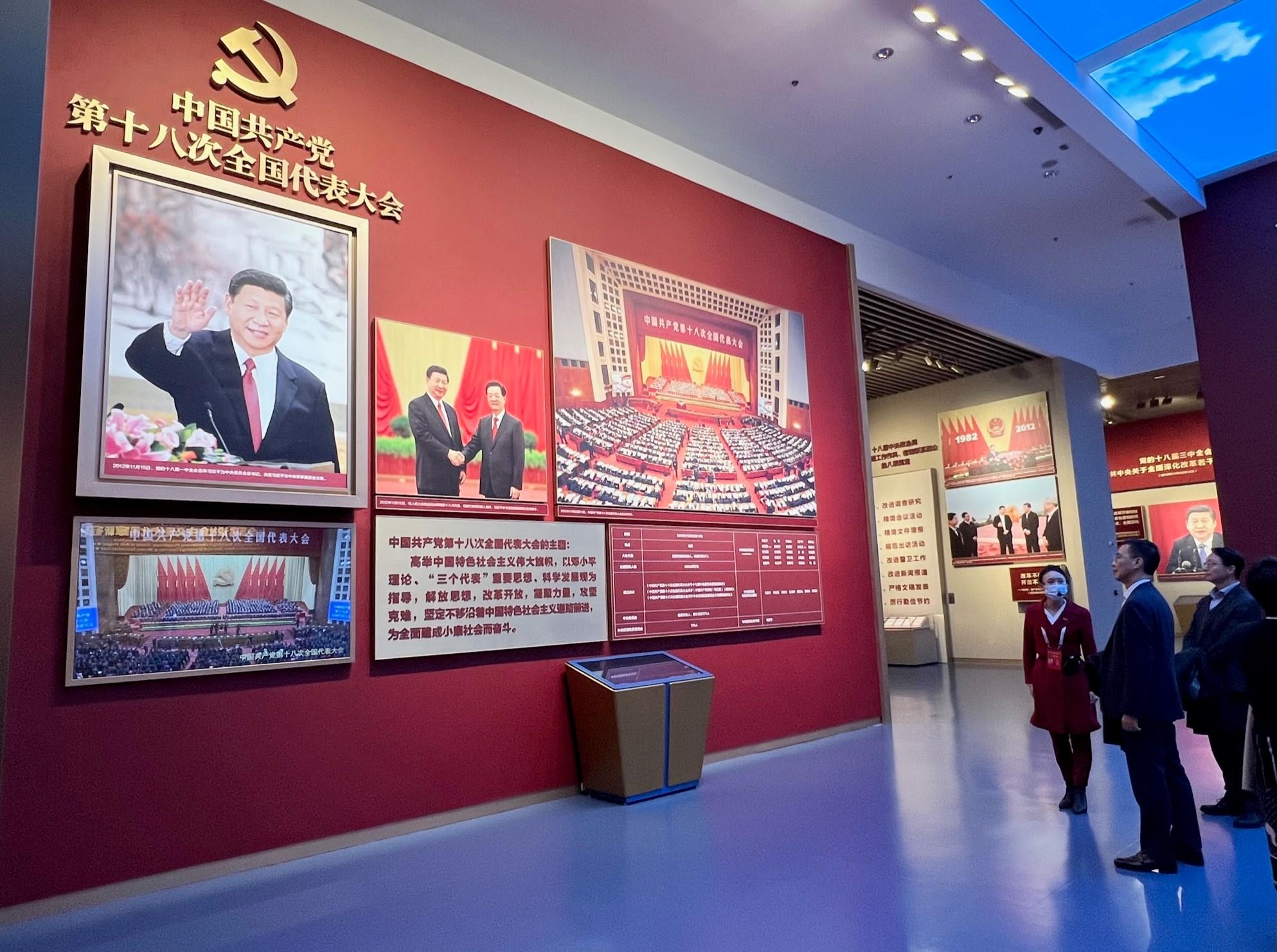 文化體育及旅遊局長楊潤雄（中）昨日（十一月十六日）在北京參觀中國共產黨歷史展覽館，了解展覽館的布局和展品取材，有助籌備將於香港設立以介紹國家發展和成就的專館。
