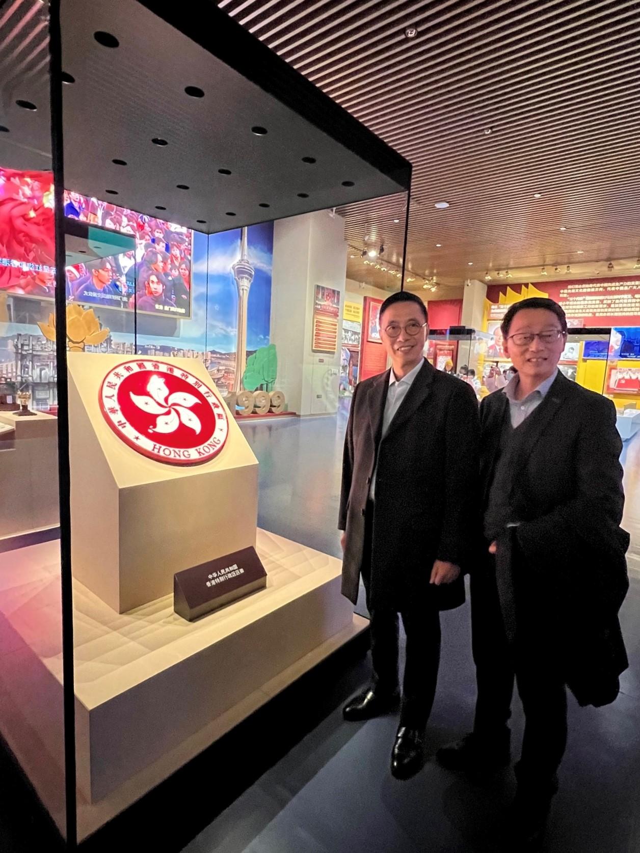 在康樂及文化事務署署長劉明光（右）陪同下，文化體育及旅遊局長楊潤雄（左）昨日（十一月十六日）在北京參觀中國共產黨歷史展覽館。
