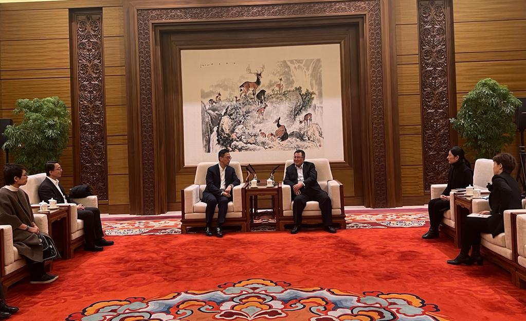 文化體育及旅遊局長楊潤雄（左三）今日（十一月十七日）在北京與中國國家博物館館長王春法（右三）會面，康樂及文化事務署署長劉明光（左二）亦有出席。
