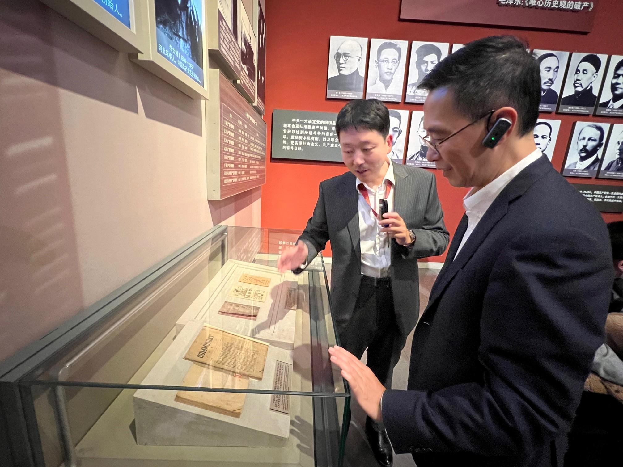 文化體育及旅遊局局長楊潤雄（右）今日（十一月十七日）在北京到訪中國國家博物館，參觀館內「復興之路」展覽。