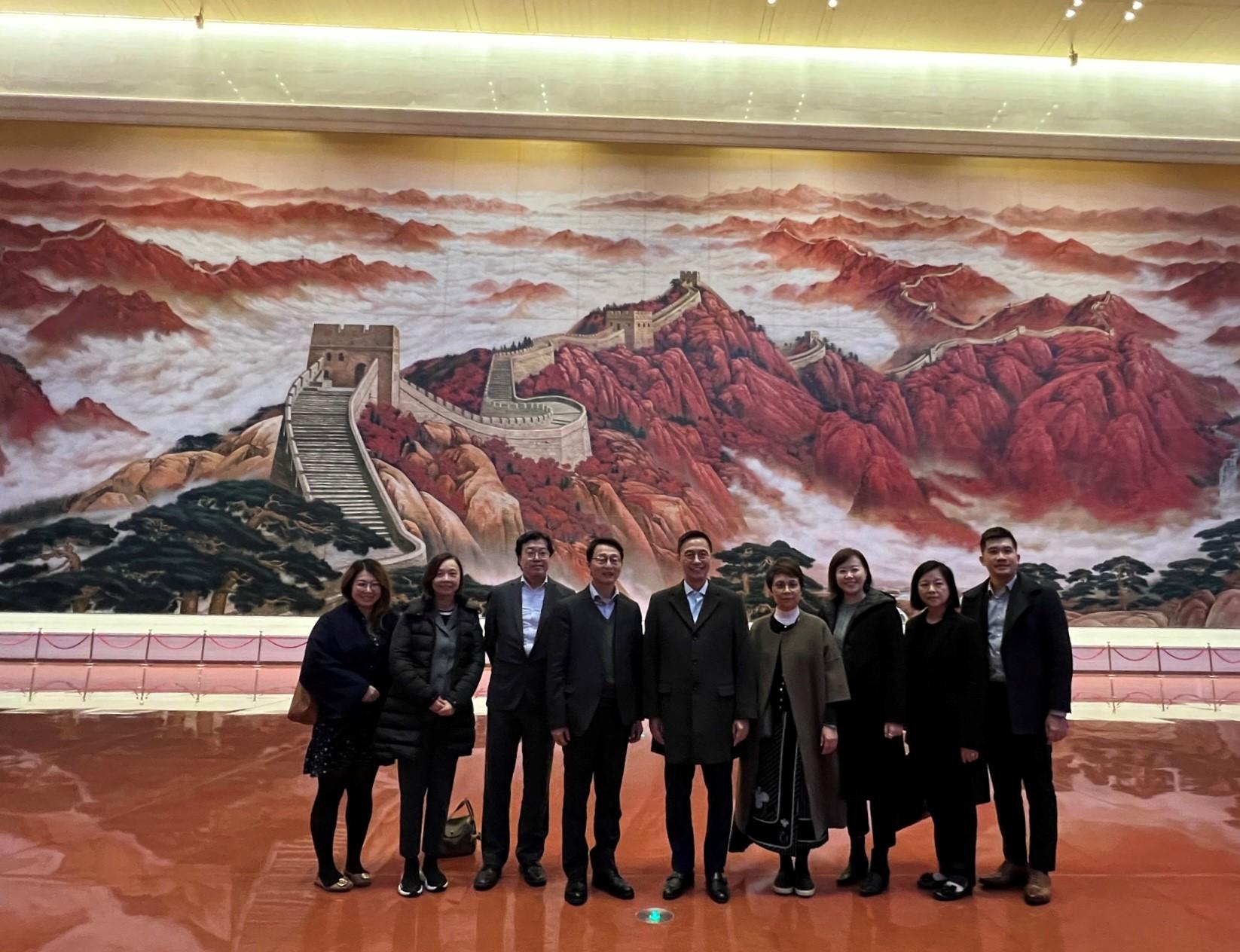 The Secretary for Culture, Sports and Tourism, Mr Kevin Yeung (centre), visited the Museum of the Communist Party of China in Beijing yesterday (November 16). The Director of Leisure and Cultural Services, Mr Vincent Liu (fourth left), also joined the visit.