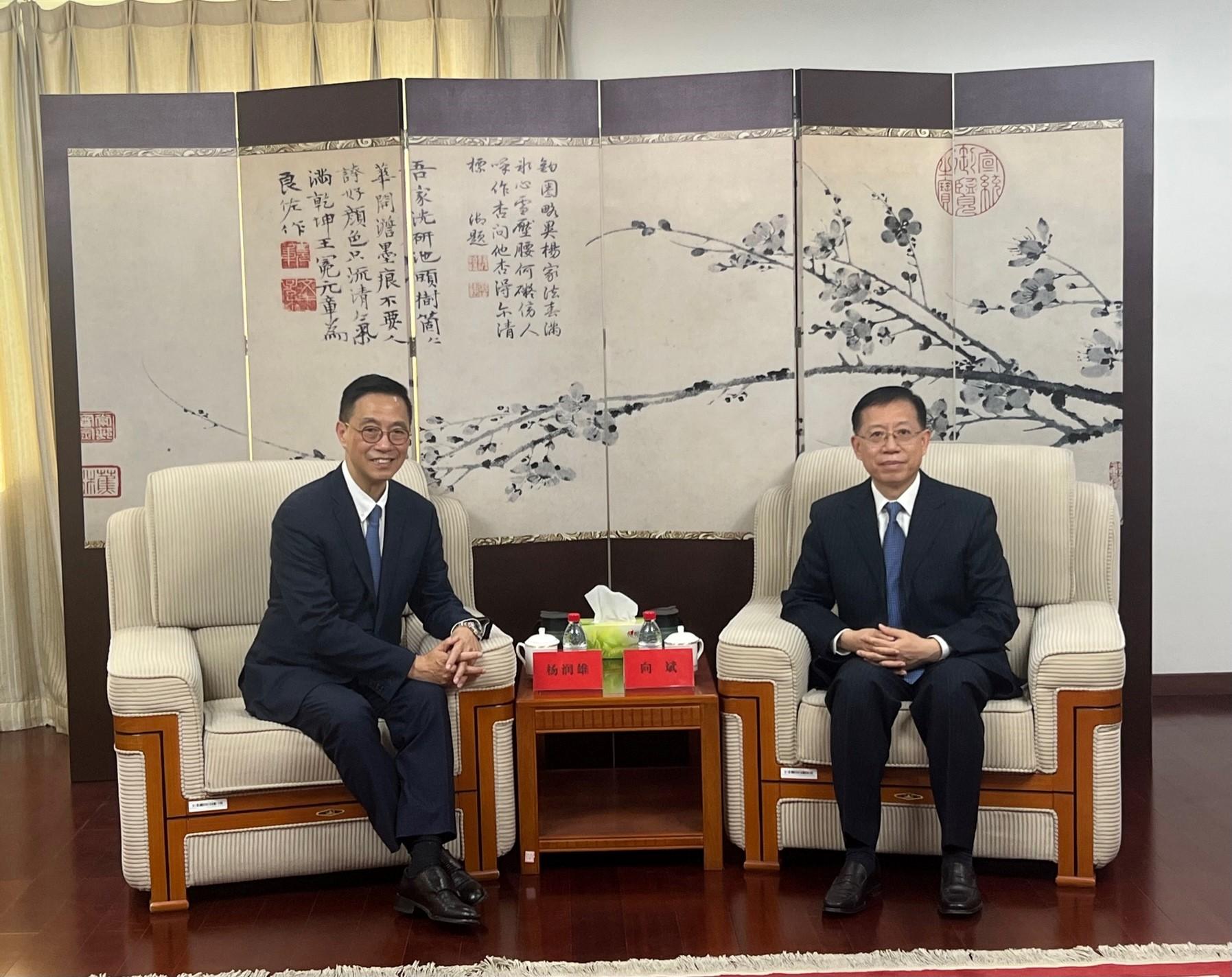 The Secretary for Culture, Sports and Tourism, Mr Kevin Yeung (left), today (November 17) met with House Committee Member of the Hong Kong and Macao Affairs Office of the State Council Mr Xiang Bing (right) in Beijing to brief him on the work of the Culture, Sports and Tourism Bureau and the relevant initiatives set out in the Policy Address.
