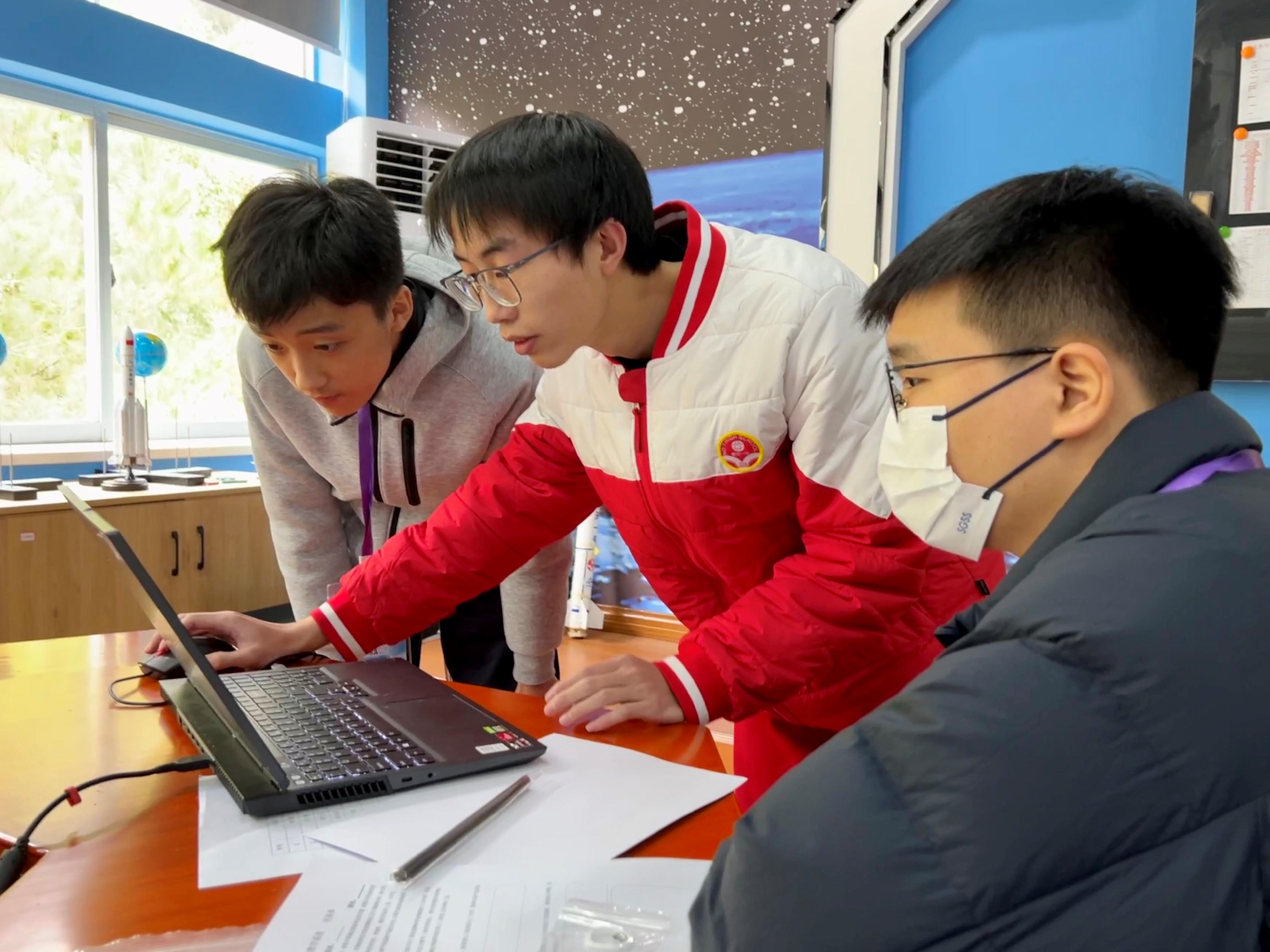 Students and teachers from Shau Kei Wan Government Secondary School joining the first Mainland study tour outside Guangdong Province of the senior secondary subject of Citizenship and Social Development visited Guiyang No.1 High School in Guizhou today (November 17). Photo shows students from the two schools participating in a space-themed learning activity.