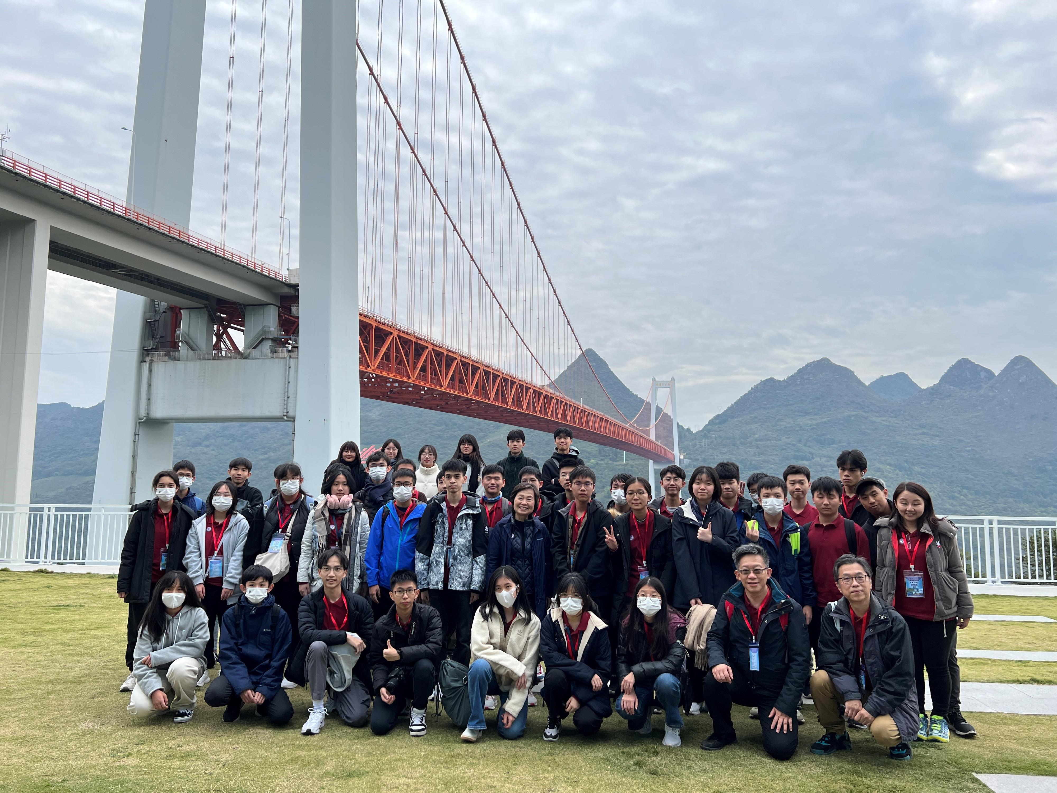 The Secretary for Education, Dr Choi Yuk-lin (second row, centre), together with students and teachers joining the first Mainland study tour outside Guangdong Province of the senior secondary subject of Citizenship and Social Development, visits the Baling River Bridge in Guizhou today (November 17).
