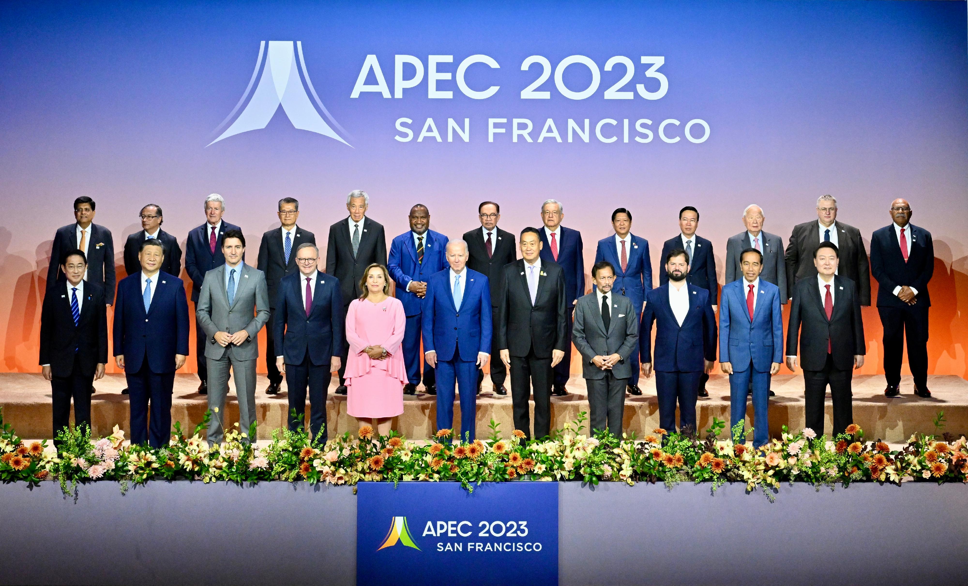 The Financial Secretary, Mr Paul Chan, attended the Asia-Pacific Economic Cooperation Economic Leaders' Meeting in San Francisco, the United States, yesterday (November 16, San Francisco time). Photo shows President Xi Jinping (first row, second left) and Mr Chan (second row, fourth left) with other leaders. 