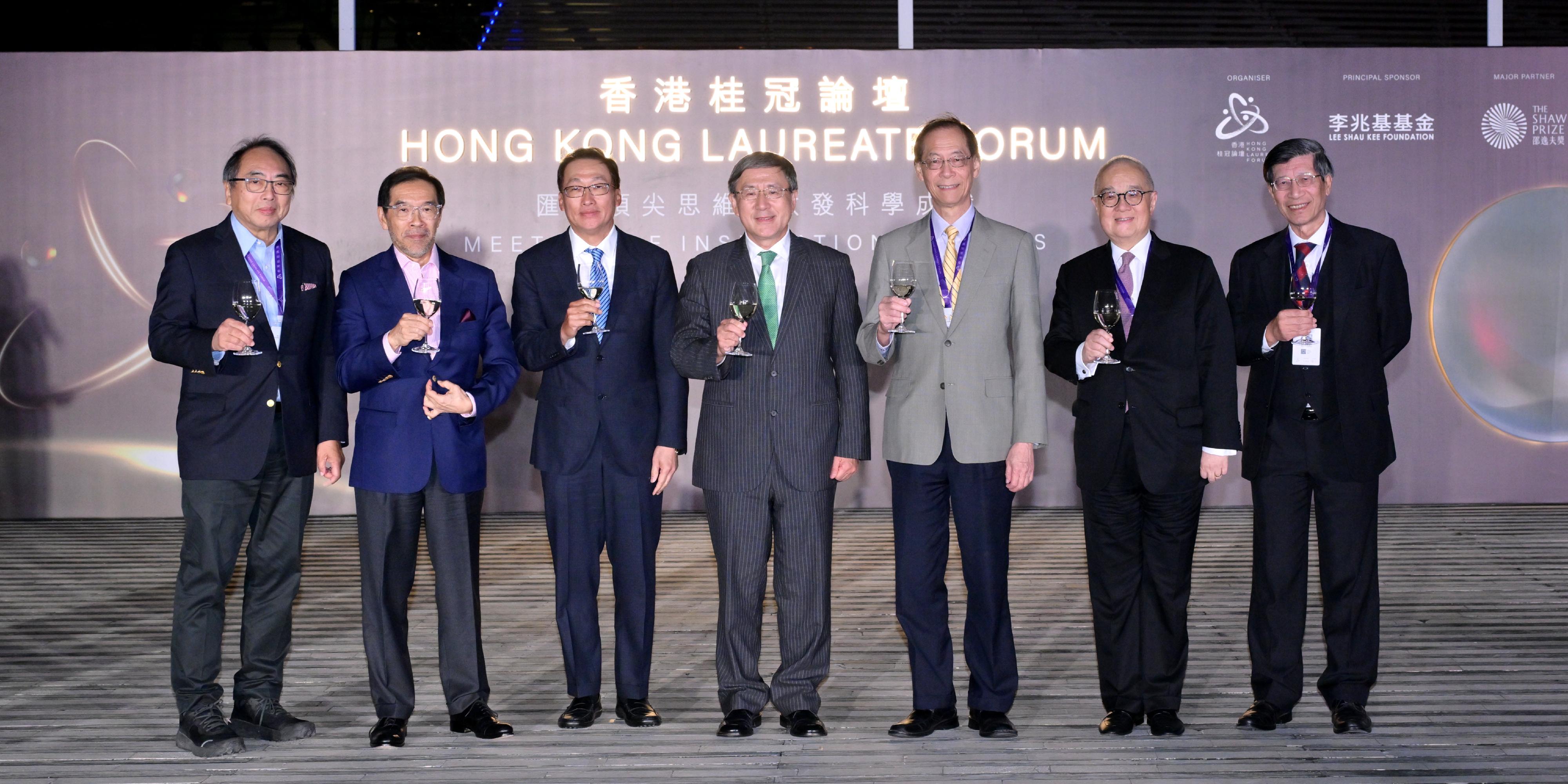 The Deputy Chief Secretary for Administration, Mr Cheuk Wing-hing, attended the Hong Kong Laureate Forum 2023 Gala Dinner cum Closing Ceremony this evening (November 17). Photo shows Mr Cheuk (centre), the Chairman of the Council of the Hong Kong Laureate Forum, Professor Timothy Tong (third right), and other guests proposing a toast.