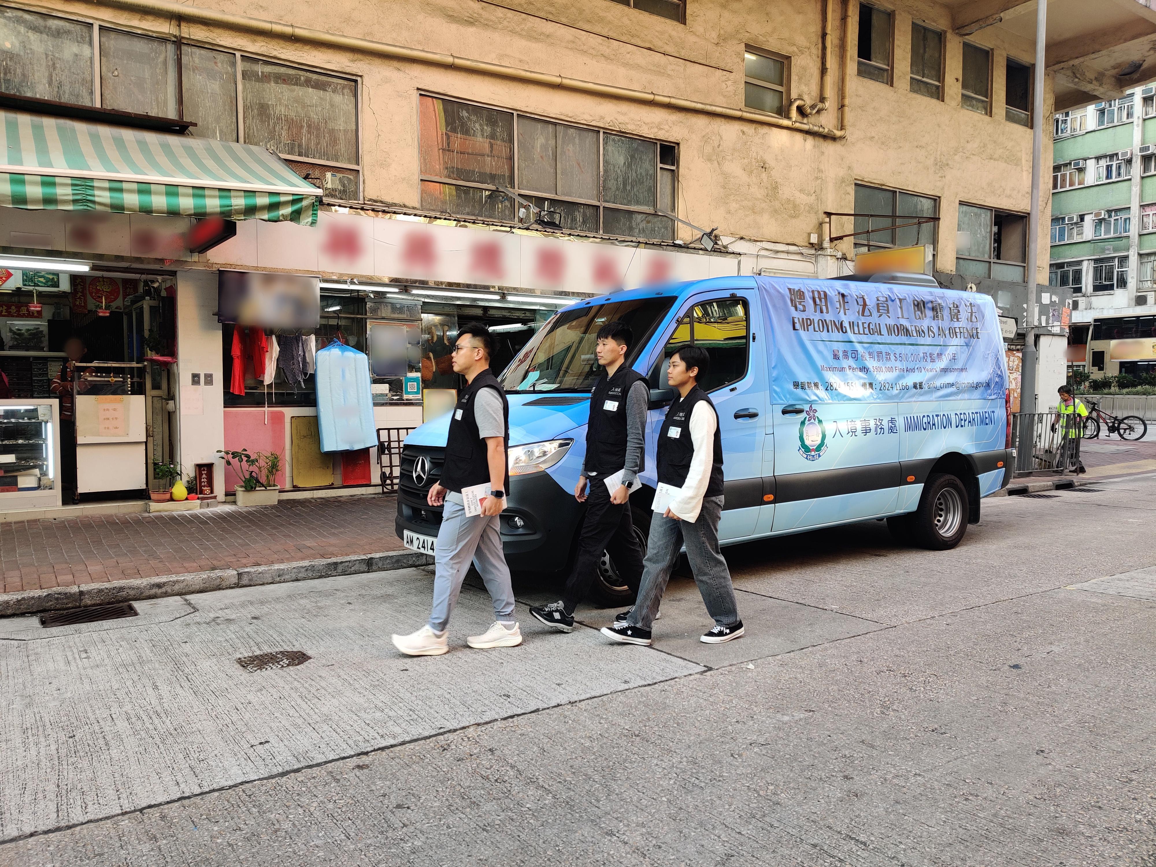 The Immigration Department mounted a series of territory-wide anti-illegal worker operations codenamed "Twilight", and joint operations with the Hong Kong Police Force codenamed "Champion" and "Windsand", for four consecutive days from November 13 to yesterday (November 16). Photo shows the department's promotional vehicle broadcasting the message of "Employing Illegal Workers Is an Offence".
