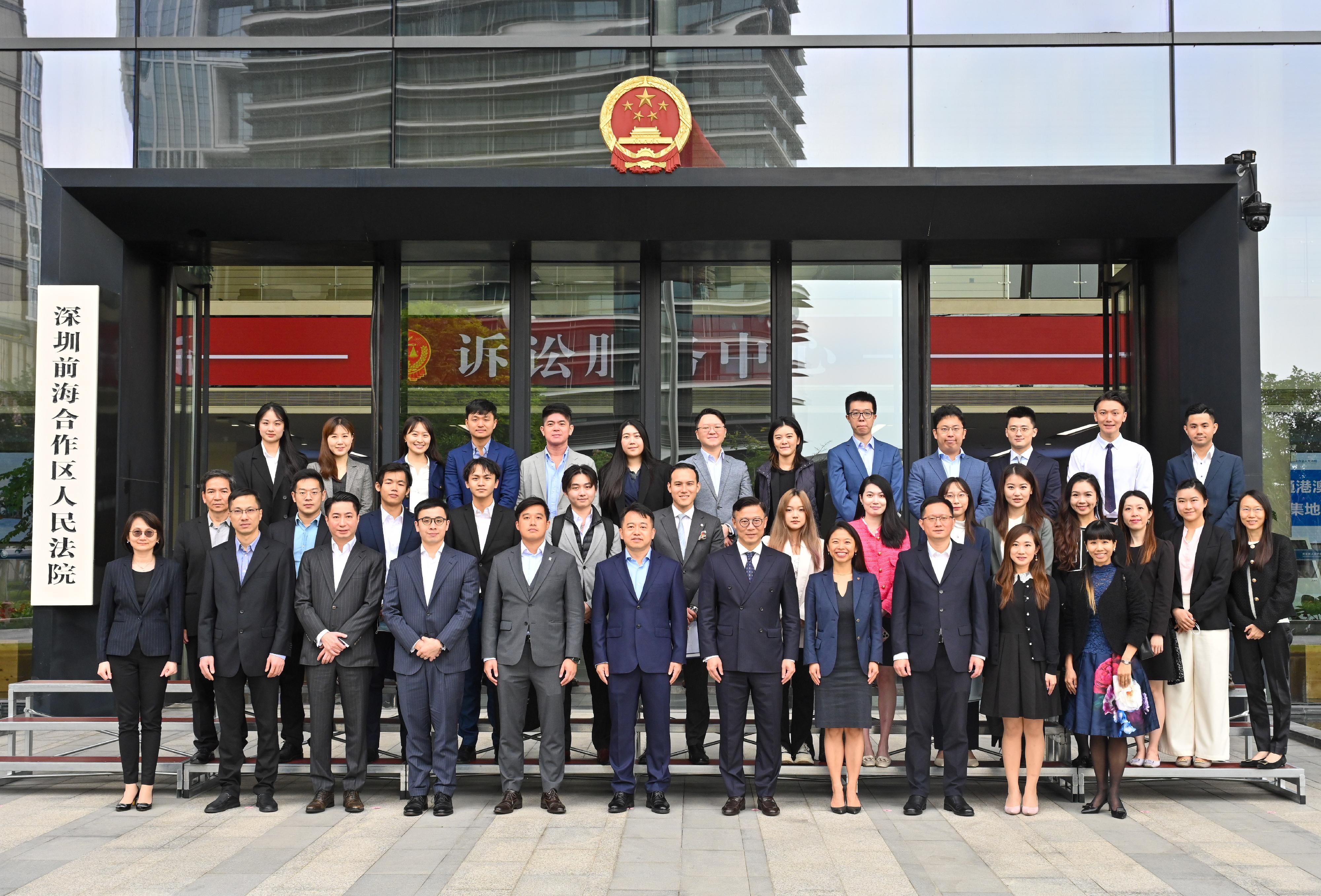 The Deputy Secretary for Justice, Mr Cheung Kwok-kwan, and a delegation of young lawyers led by him today (November 17) finished the first stop, Shenzhen, of their visit to Mainland cities of the Greater Bay Area. Photo shows Mr Cheung (front row, fifth right) with the President of the Shenzhen Qianhai Cooperation Zone People's Court (Qianhai Court), Mr Bian Fei (first row, centre), and the delegation during the visit to the Qianhai Court in Shenzhen.