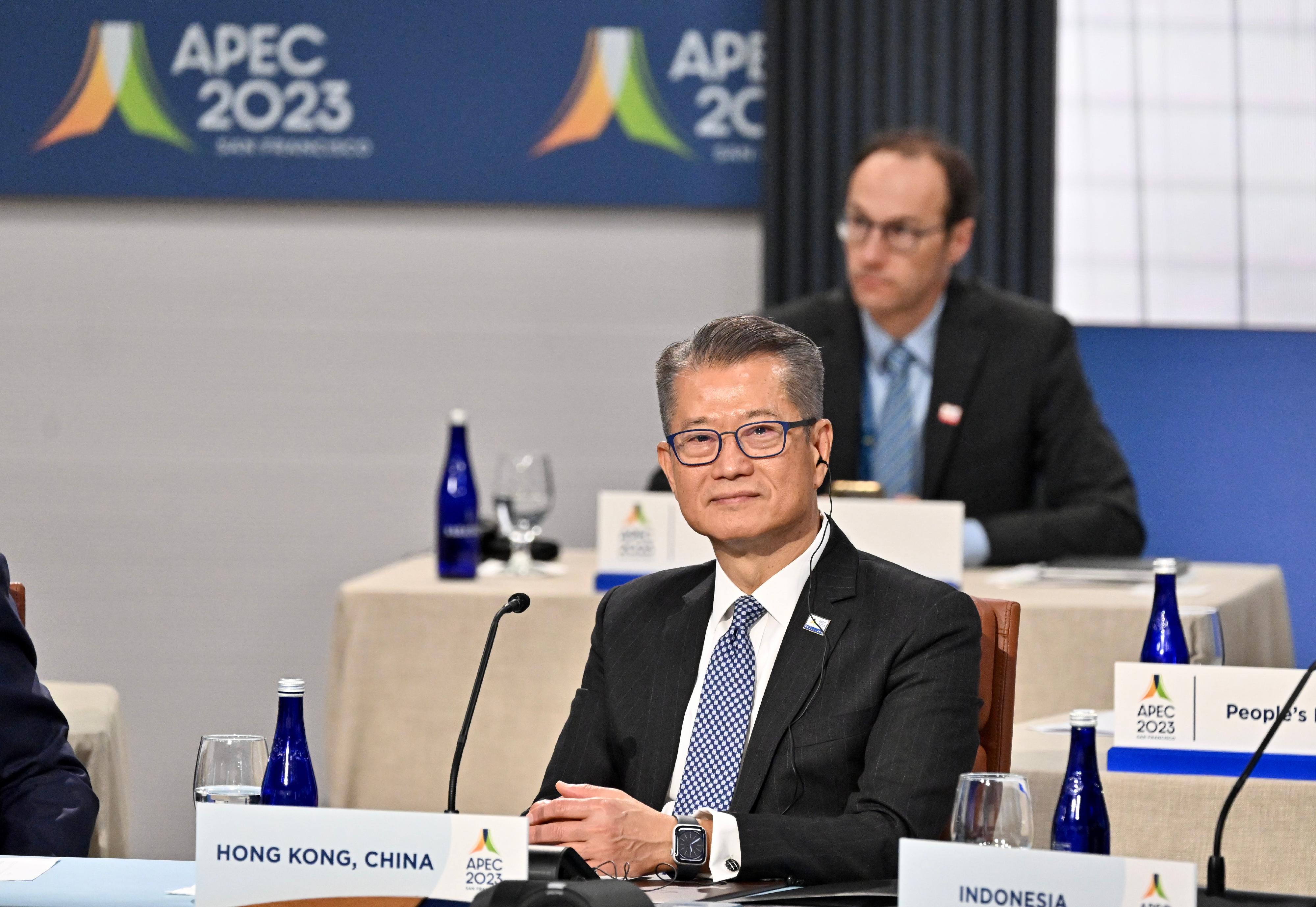 The Financial Secretary, Mr Paul Chan, attended the second session of Leaders' Retreat at the Asia-Pacific Economic Cooperation Economic Leaders' Meeting in San Francisco, the United States, yesterday (November 17, San Francisco time).