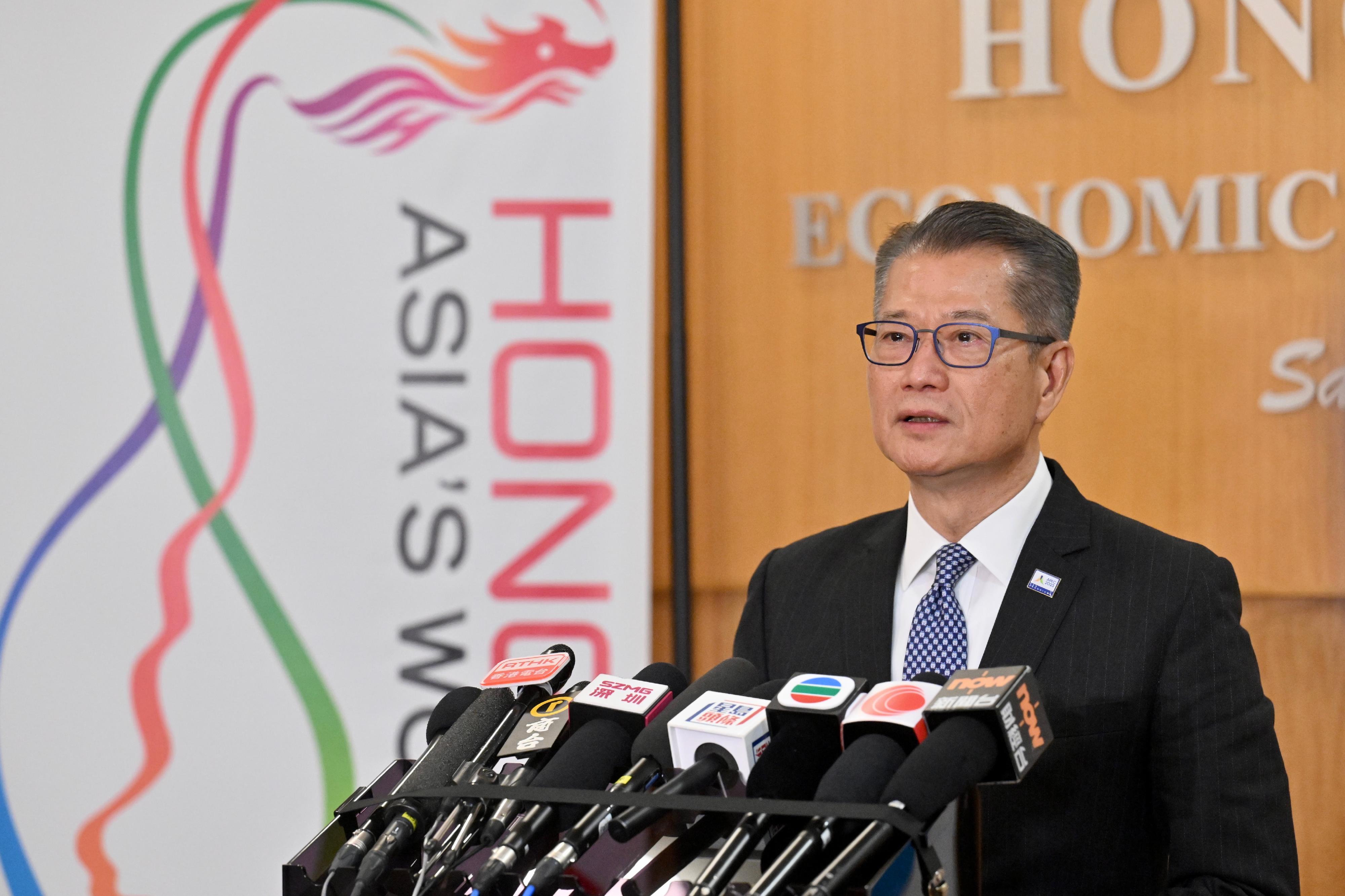 The Financial Secretary, Mr Paul Chan, met the media in San Francisco, the United States, on November 17 (San Francisco time) after attending the Asia-Pacific Economic Cooperation Economic Leaders' Meeting. 