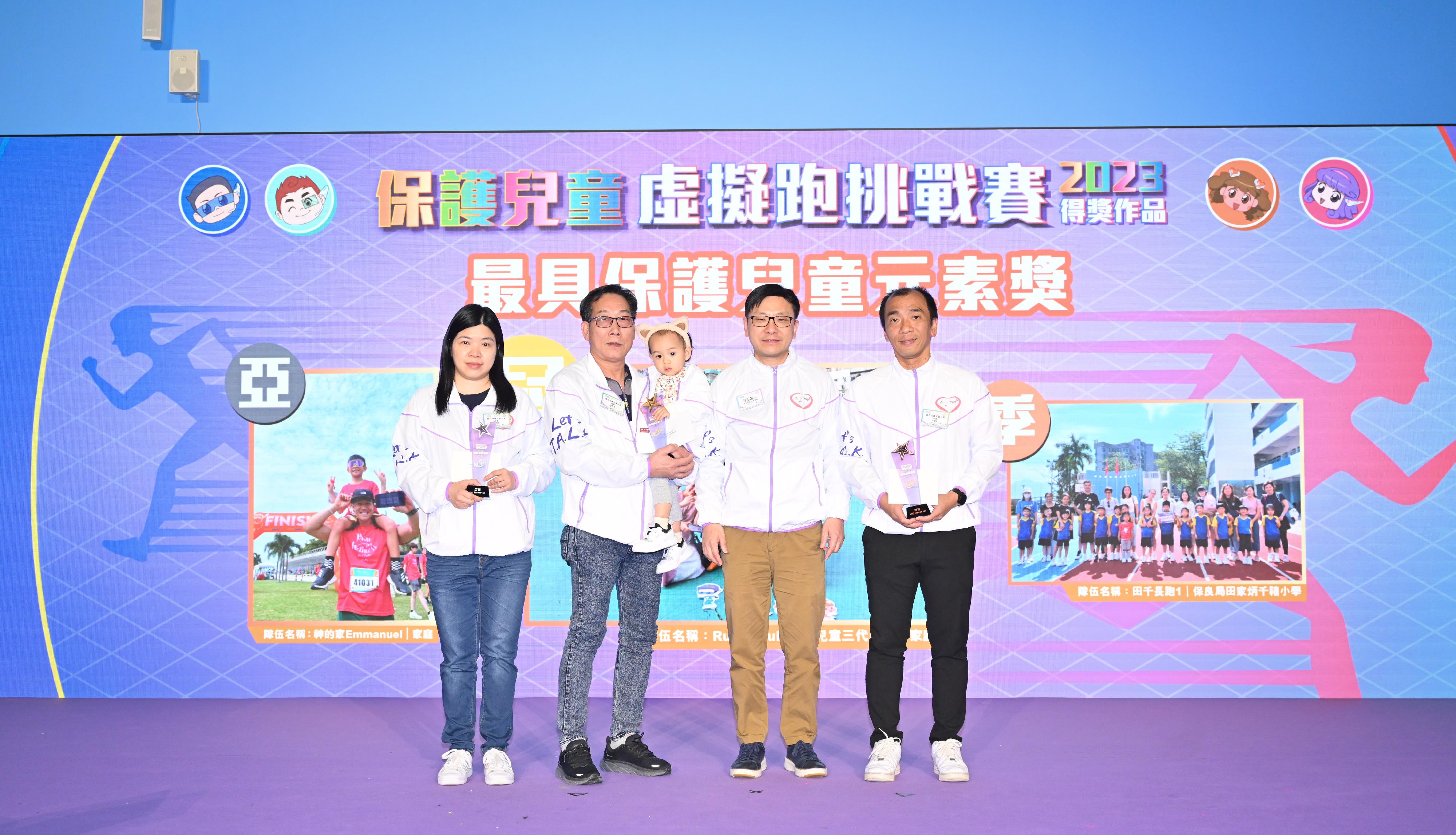The Chief Secretary for Administration and Chairperson of the Commission on Children, Mr Chan Kwok-ki, today (November 18) officiated at the "Let's T.A.L.K. and Walk with Kids" Child Protection Campaign Award Presentation Ceremony 2023. Photo shows the Secretary for Labour and Welfare, Mr Chris Sun (second right), presenting awards.