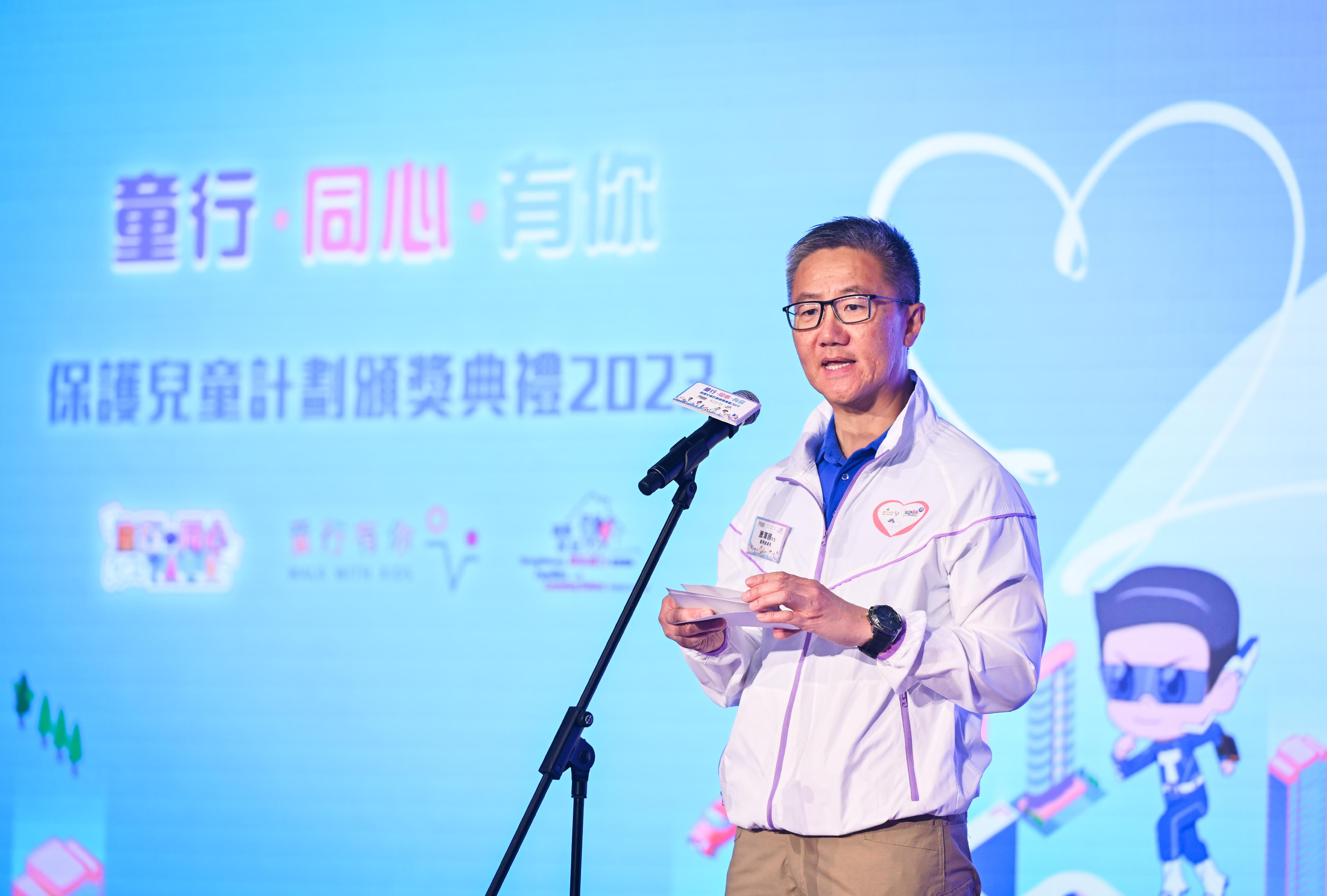 The Chief Secretary for Administration and Chairperson of the Commission on Children, Mr Chan Kwok-ki, today (November 18) officiated at the "Let's T.A.L.K. and Walk with Kids" Child Protection Campaign Award Presentation Ceremony 2023. Photo shows the Commissioner of Police, Mr Siu Chak-yee, summing up the achievements of the Child Protection Campaign.