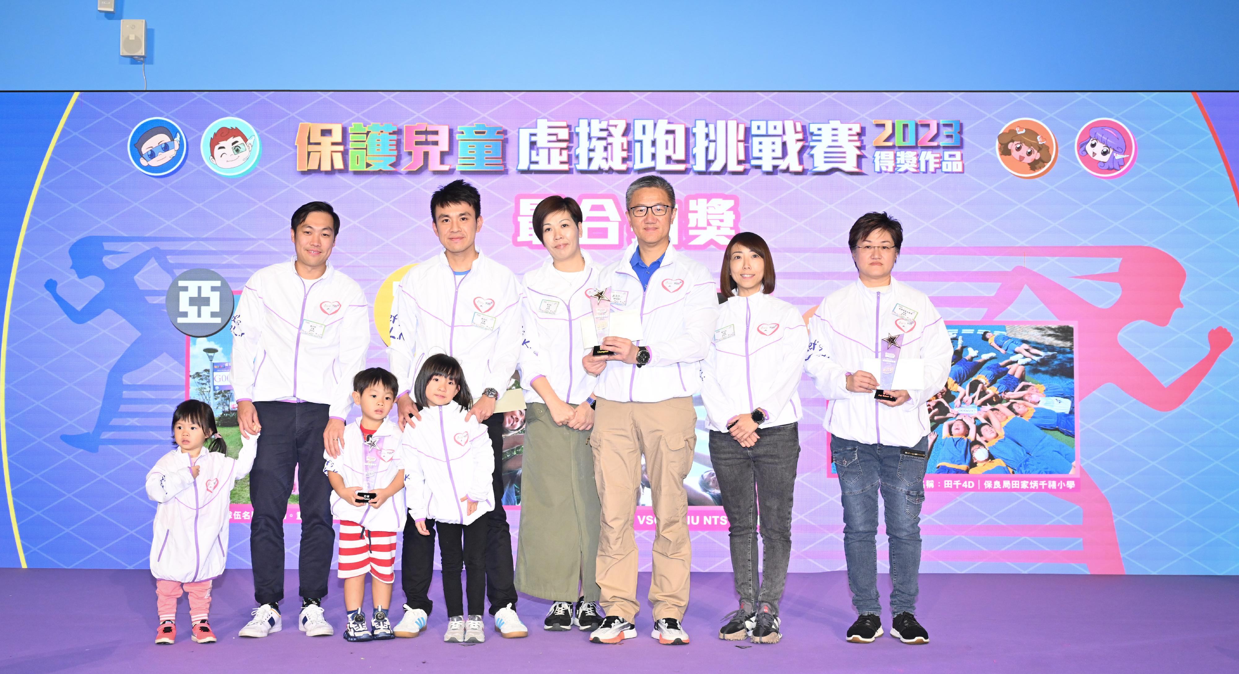 The Chief Secretary for Administration and Chairperson of the Commission on Children, Mr Chan Kwok-ki, today (November 18) officiated at the "Let's T.A.L.K. and Walk with Kids" Child Protection Campaign Award Presentation Ceremony 2023. Photo shows the Commissioner of Police, Mr Siu Chak-yee (third right), presenting awards.