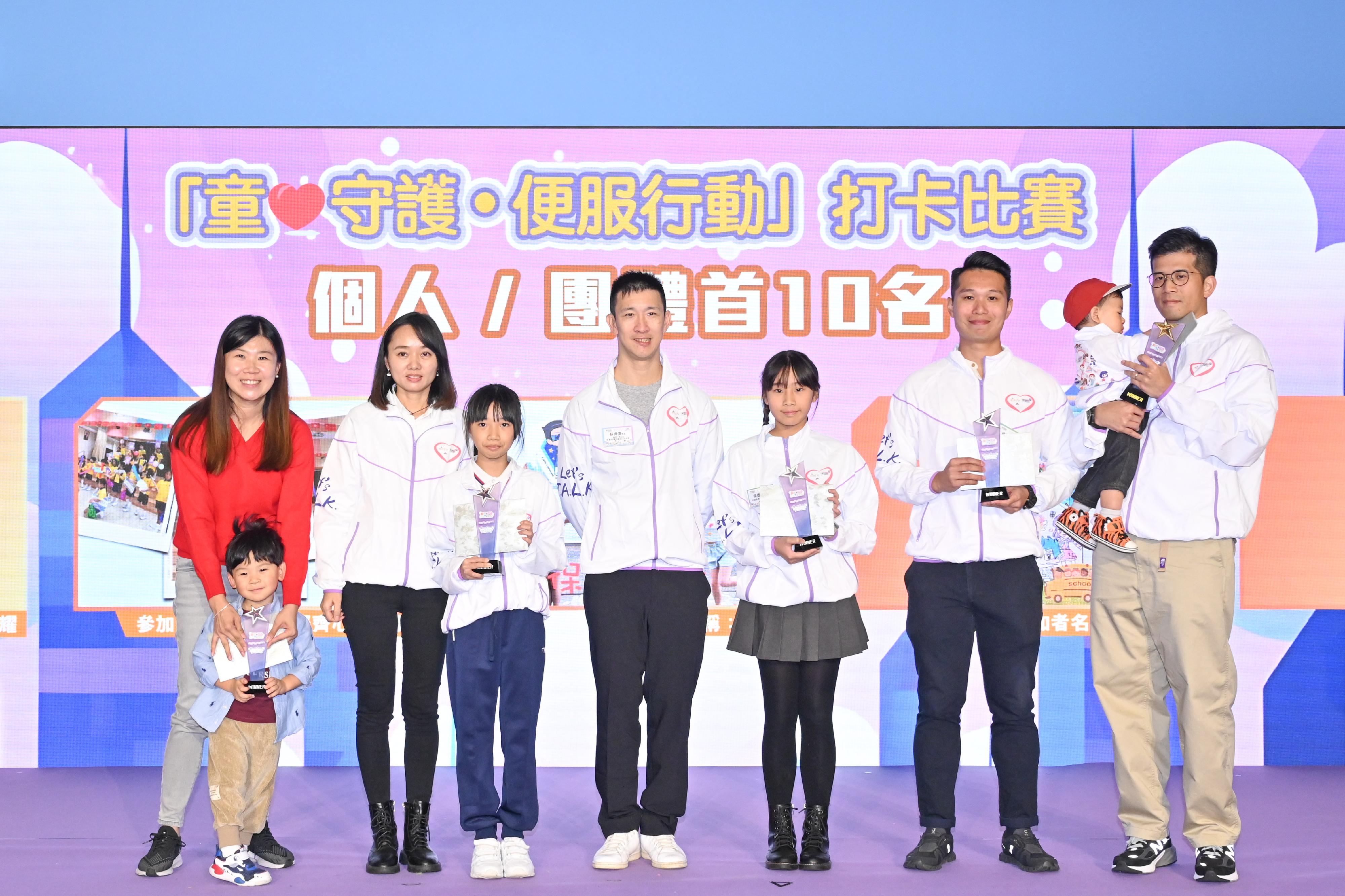 The Chief Secretary for Administration and Chairperson of the Commission on Children, Mr Chan Kwok-ki, today (November 18) officiated at the "Let's T.A.L.K. and Walk with Kids" Child Protection Campaign Award Presentation Ceremony 2023. Photo shows Ambassador of the Child Protection Campaign Mr So Wa-wai (centre) and awardees.