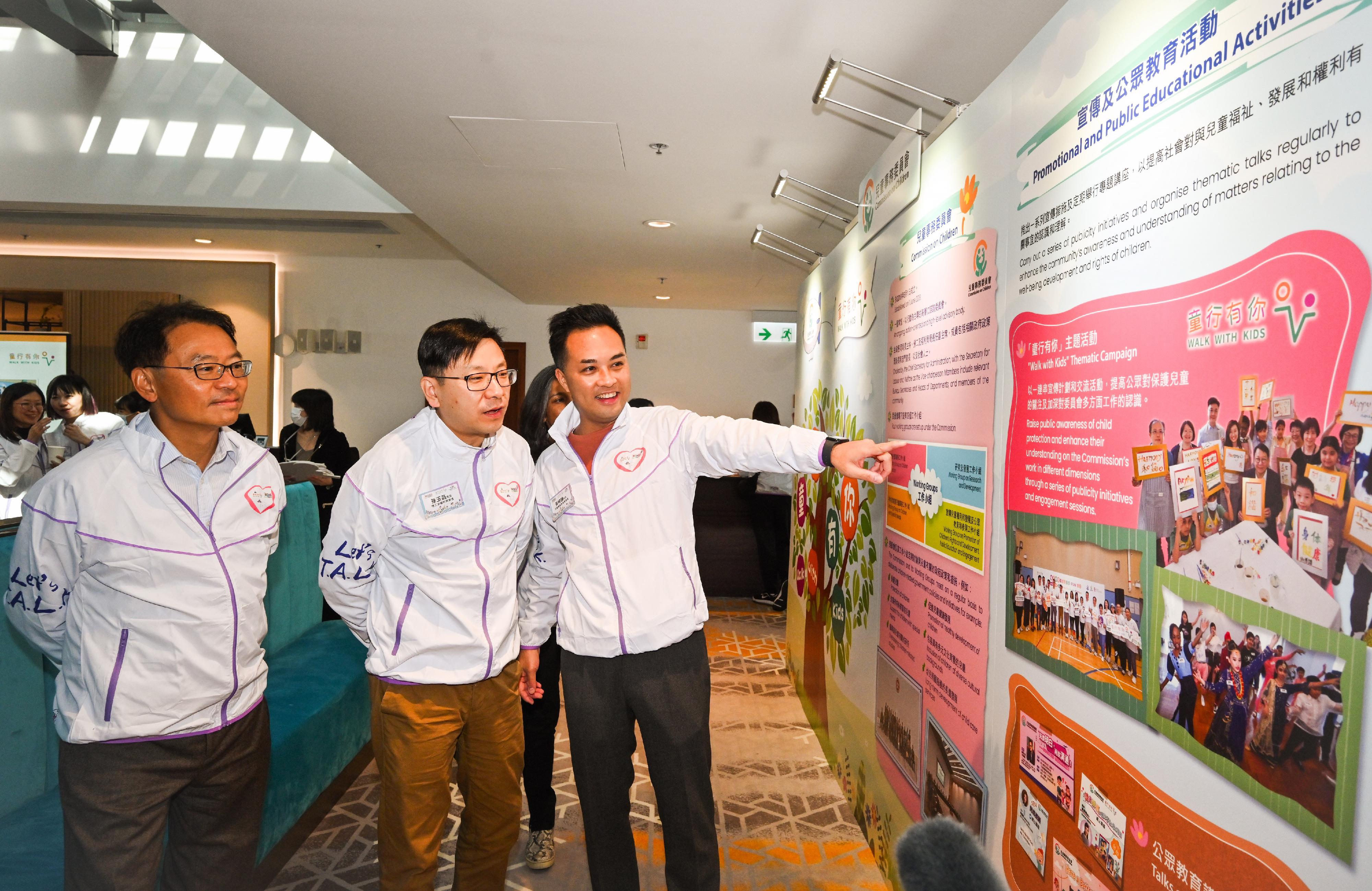 The Chief Secretary for Administration and Chairperson of the Commission on Children (CoC), Mr Chan Kwok-ki, today (November 18) hosted the CoC's "Walk with Kids" stakeholder engagement event. Photo shows the Secretary for Labour and Welfare, Mr Chris Sun (centre), touring the exhibition, which reviewed the CoC's work since its establishment in June 2018.
