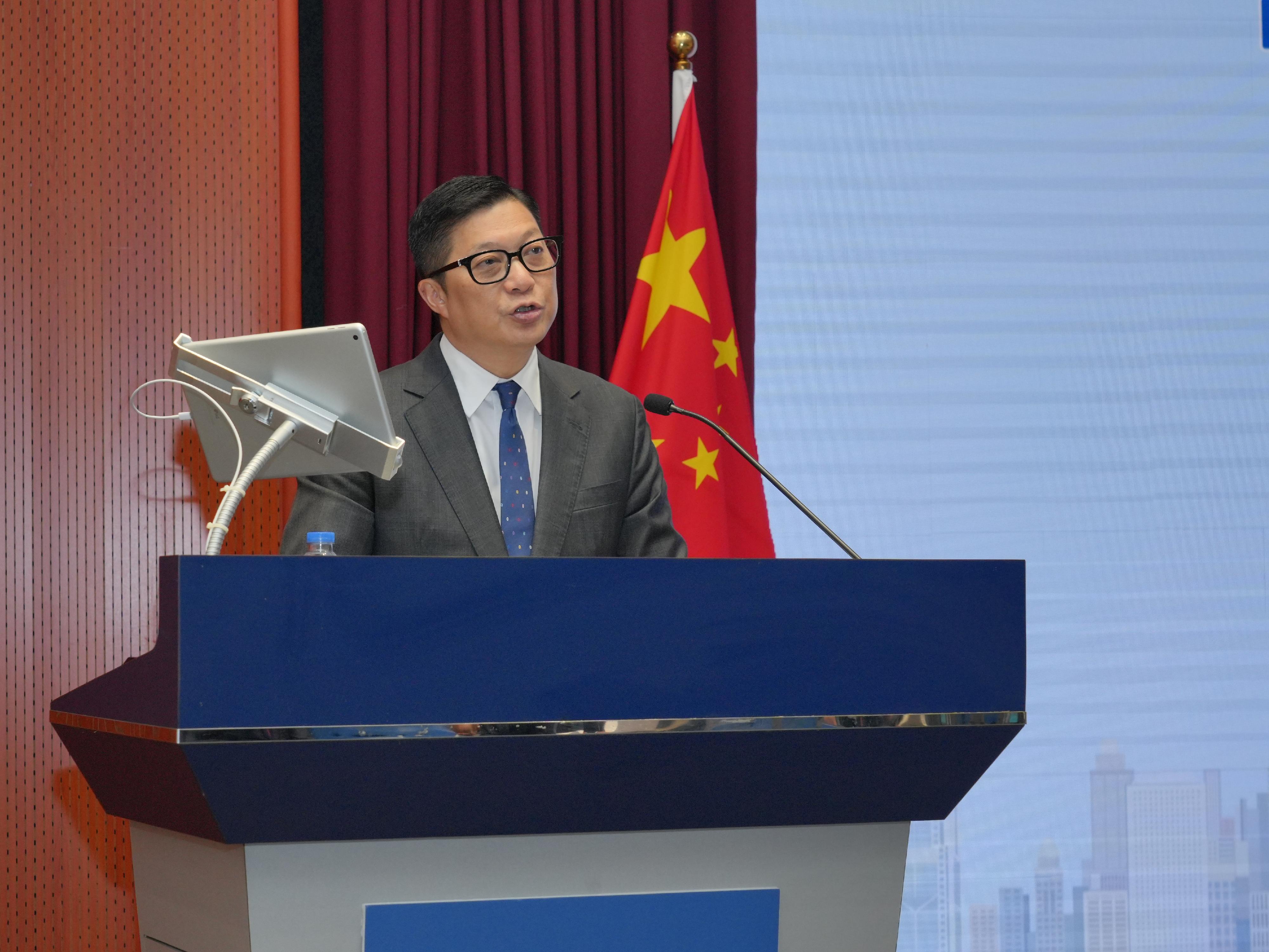 The Security Bureau and Shenzhen University signed a Memorandum of Understanding today (November 18) to jointly promote Hong Kong-Shenzhen youth development and co-operation on cultural exchanges. Photo shows the Secretary for Security, Mr Tang Ping-keung, delivering a speech at the signing ceremony.