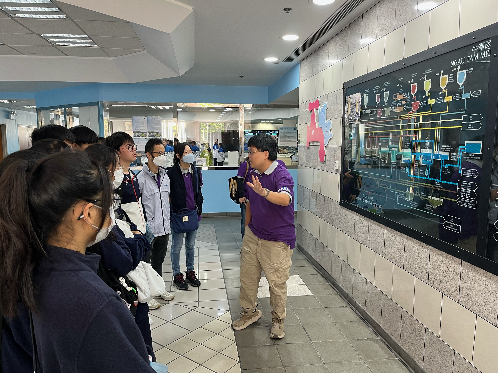 A two-day Ngau Tam Mei Water Treatment Works Open Day organised by the Water Supplies Department (WSD) concluded today (November 19). Photo shows students learning about the advanced water treatment process in Hong Kong through the guided tour organised by the WSD.



