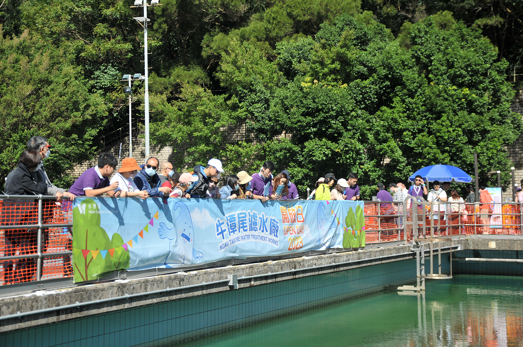 水務署一連兩日舉行牛潭尾濾水廠開放日今日（十一月十九日）圓滿結束。圖示入場市民參觀濾水廠的沉澱池，認識香港先進食水處理程序。
