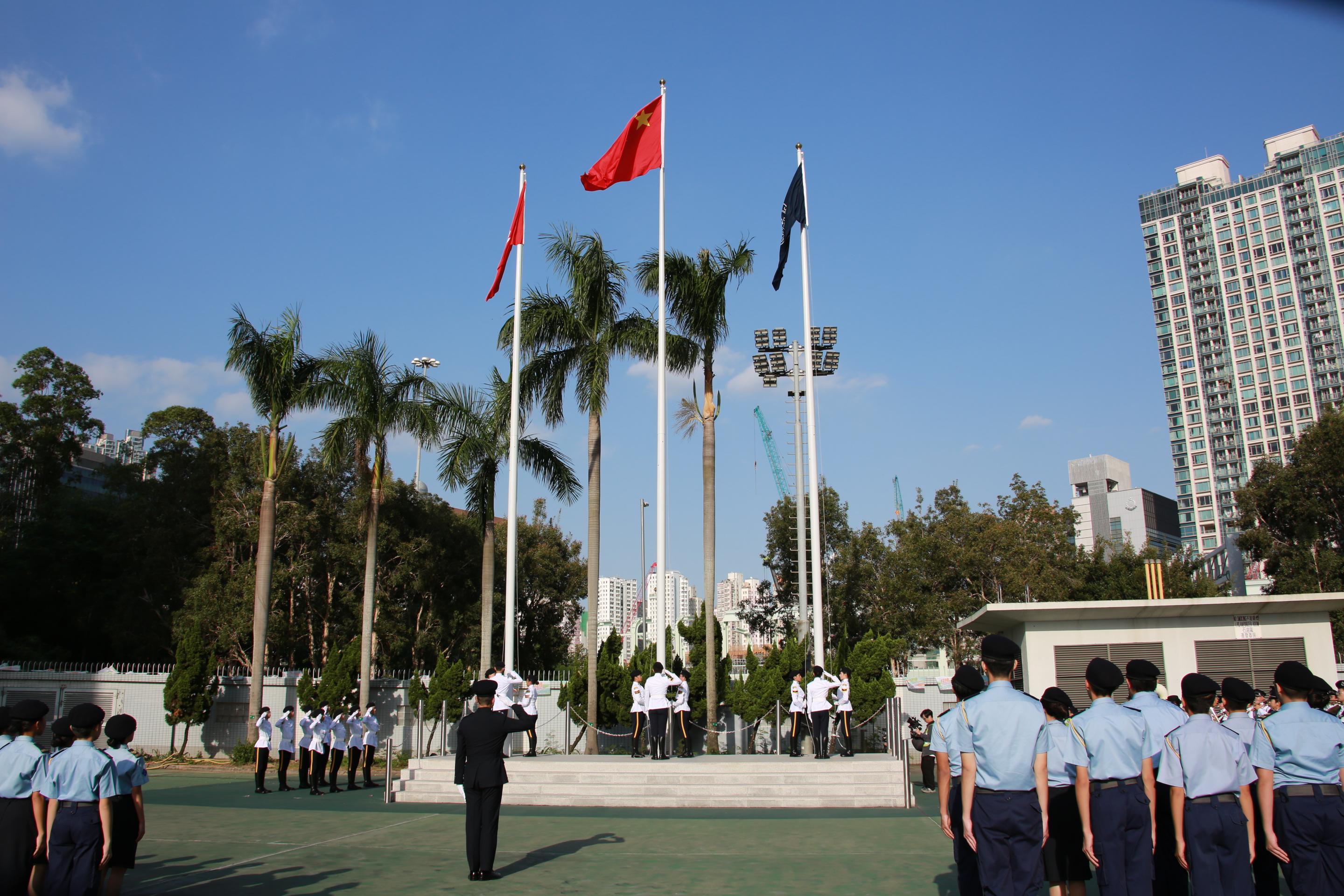 民眾安全服務隊少年團今日（十一月十九日）舉行五十五周年會操。圖示少年團儀仗隊進行升旗儀式。
