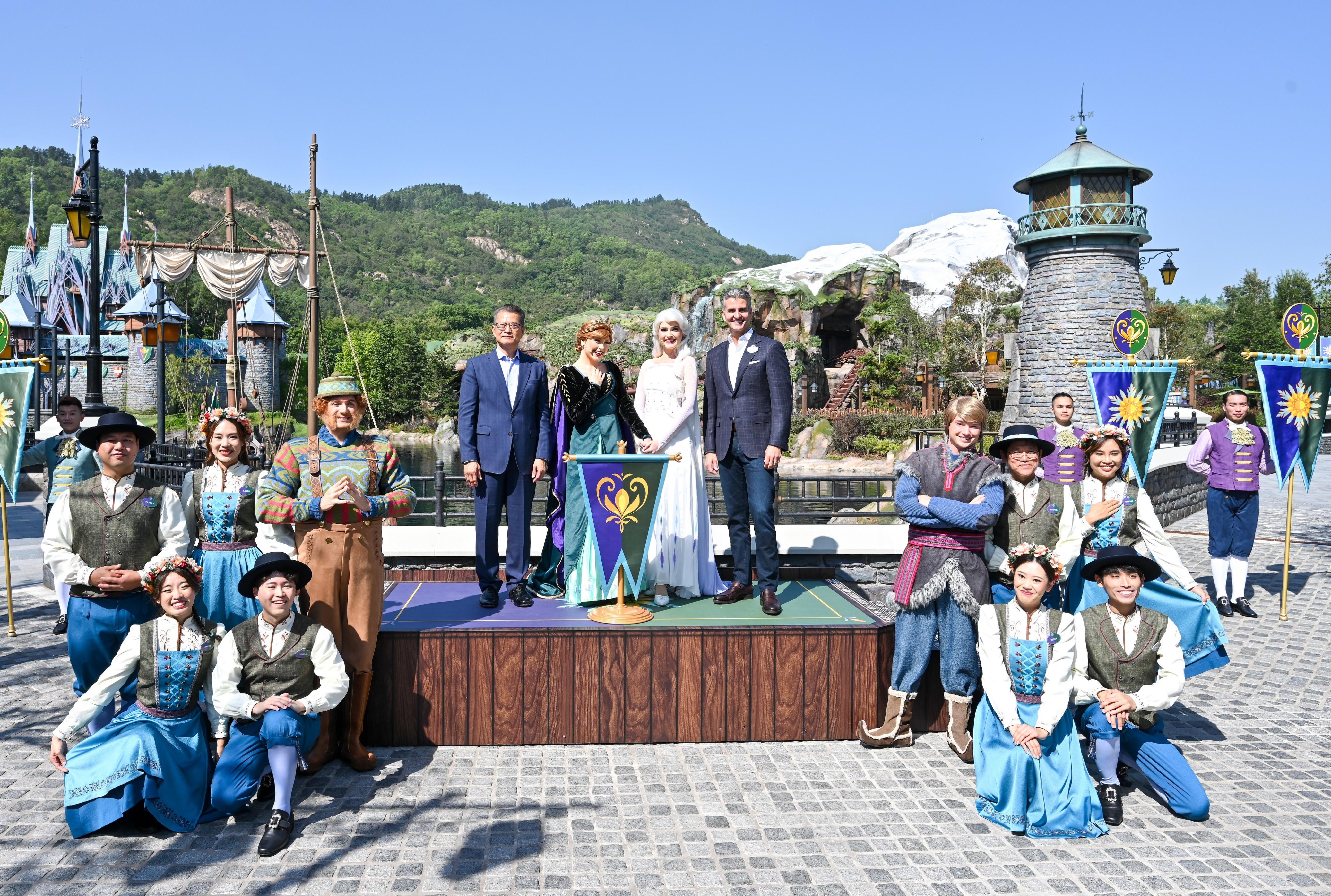 The Financial Secretary, Mr Paul Chan, attended the Hong Kong Disneyland Resort "A Welcome Ceremony for World of Frozen" today (November 20). Photo shows Mr Chan (third row, first left) and the Chairman of Disney Parks, Experiences and Products of the Walt Disney Company, Mr Josh D'Amaro (third row, first right), officiating at the welcome ceremony.
