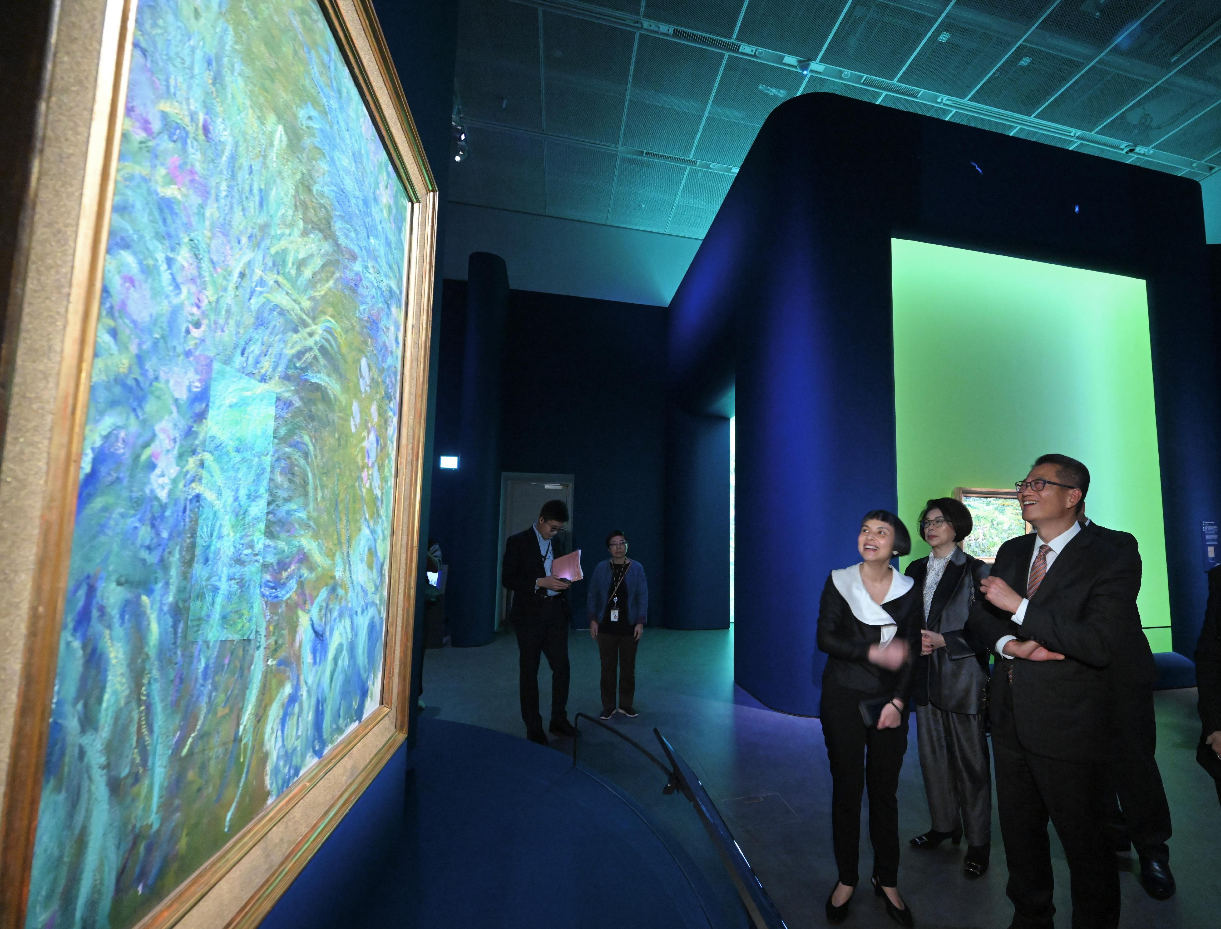 The Financial Secretary, Mr Paul Chan, attended the opening ceremony of the "Botticelli to Van Gogh: Masterpieces from the National Gallery, London" Special Exhibition today (November 21). Photo shows Mr Chan (first right) touring the exhibition.