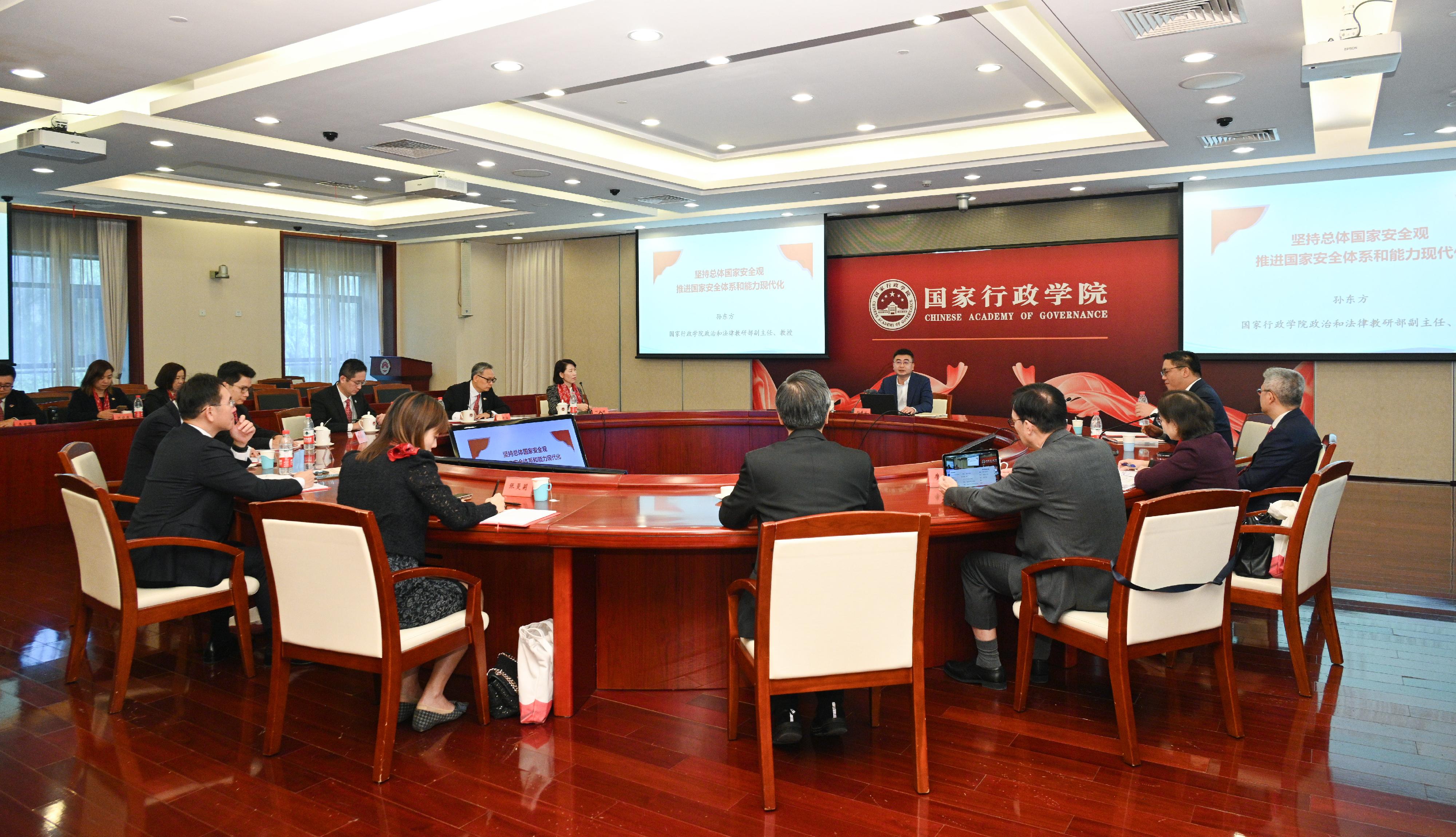 Deputy Director of the Department of Politics and Law Research at the National Academy of Governance Professor Sun Dongfang, yesterday (November 20) morning delivered a lecture to politically appointed officials on the holistic view of national security and the modernisation of the national security system and capabilities.
