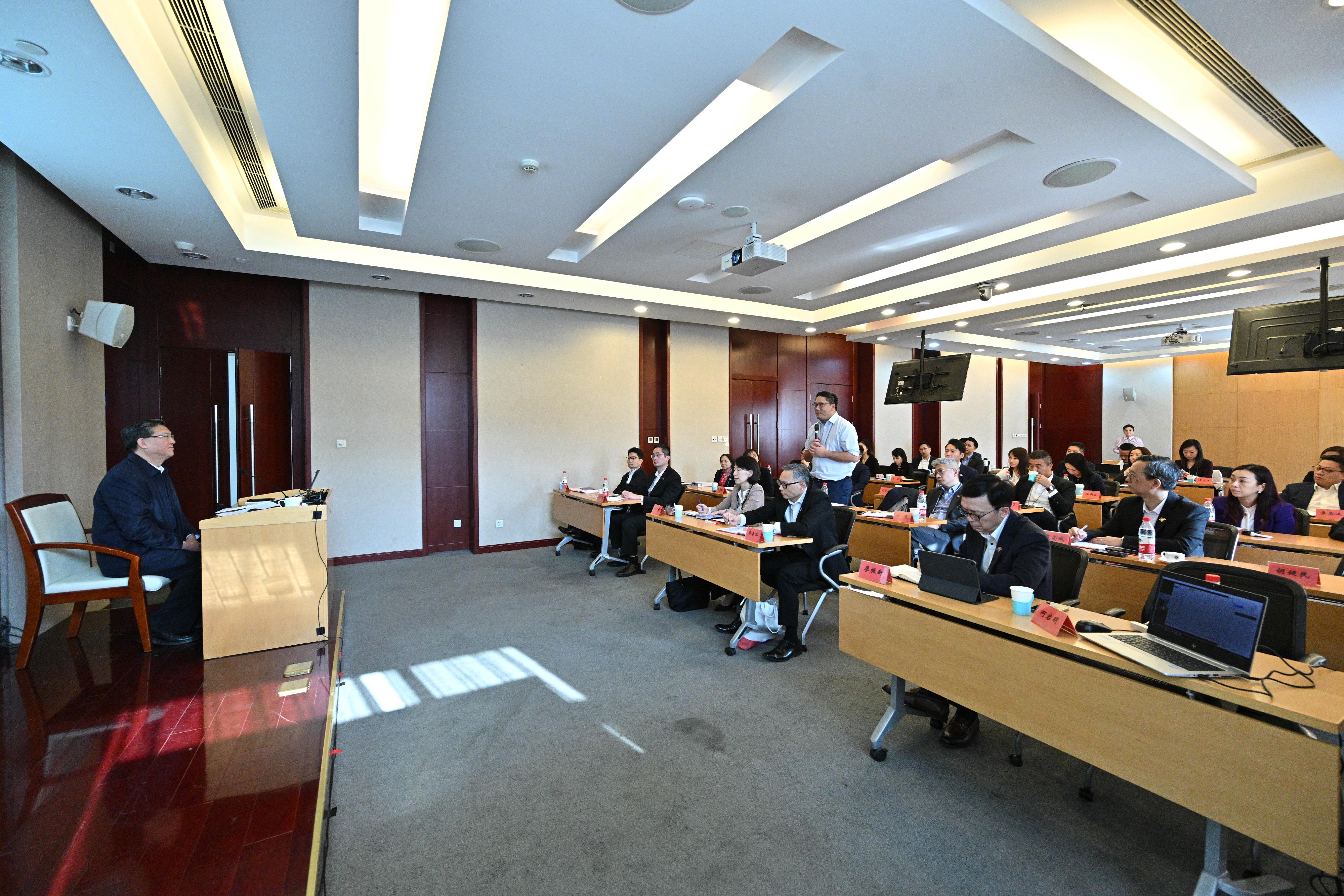 The delegation of politically appointed officials continued their national studies programme at the National Academy of Governance (NAG) this morning (November 21). Photo shows Professor Zhang Zhanbin of the School of Marxism of the NAG delivering a lecture on the philosophy and implementation of the modernisation with Chinese characteristics.